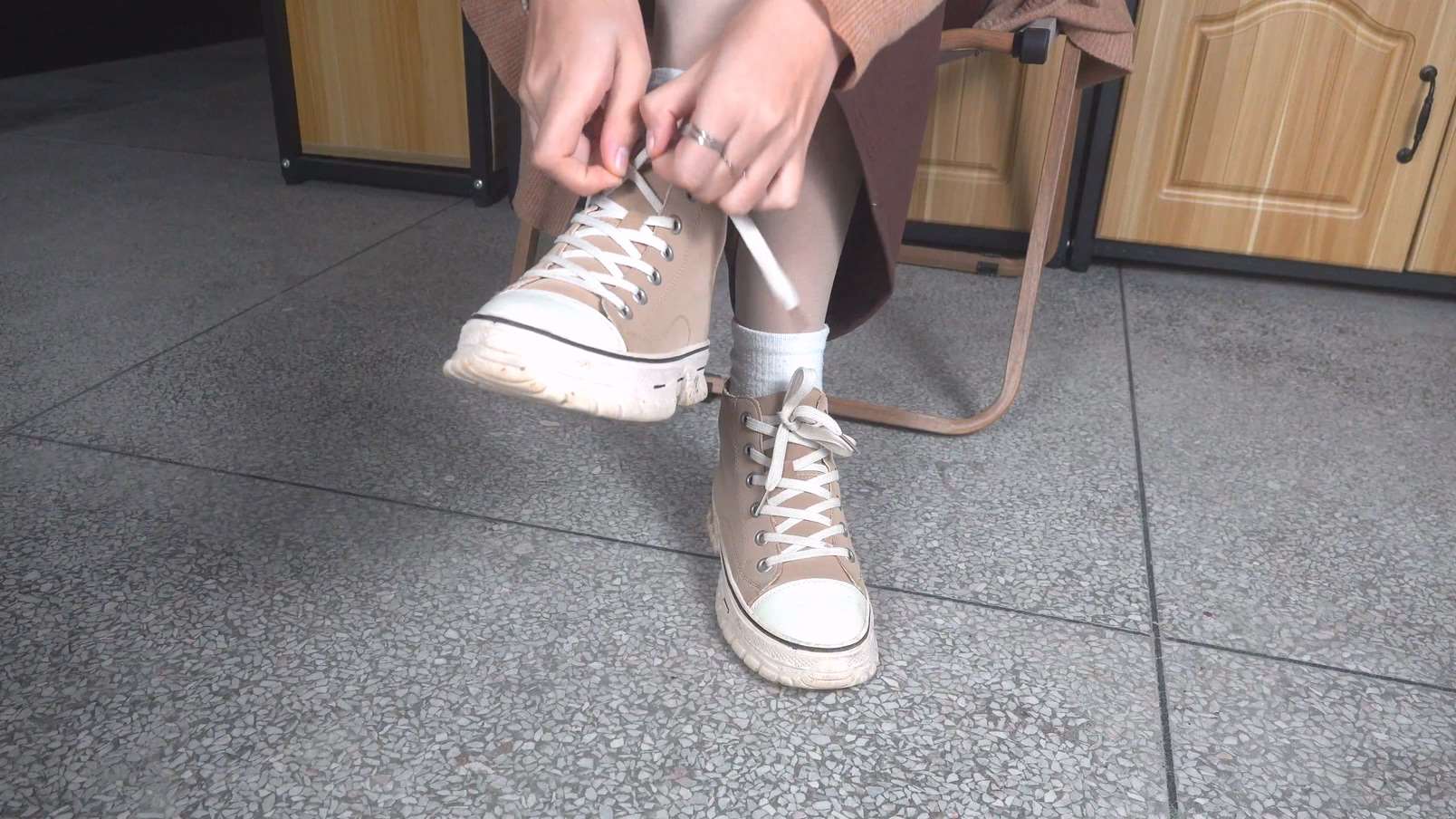 《思薇40码大脚丫，随意把玩抚摸》作品图