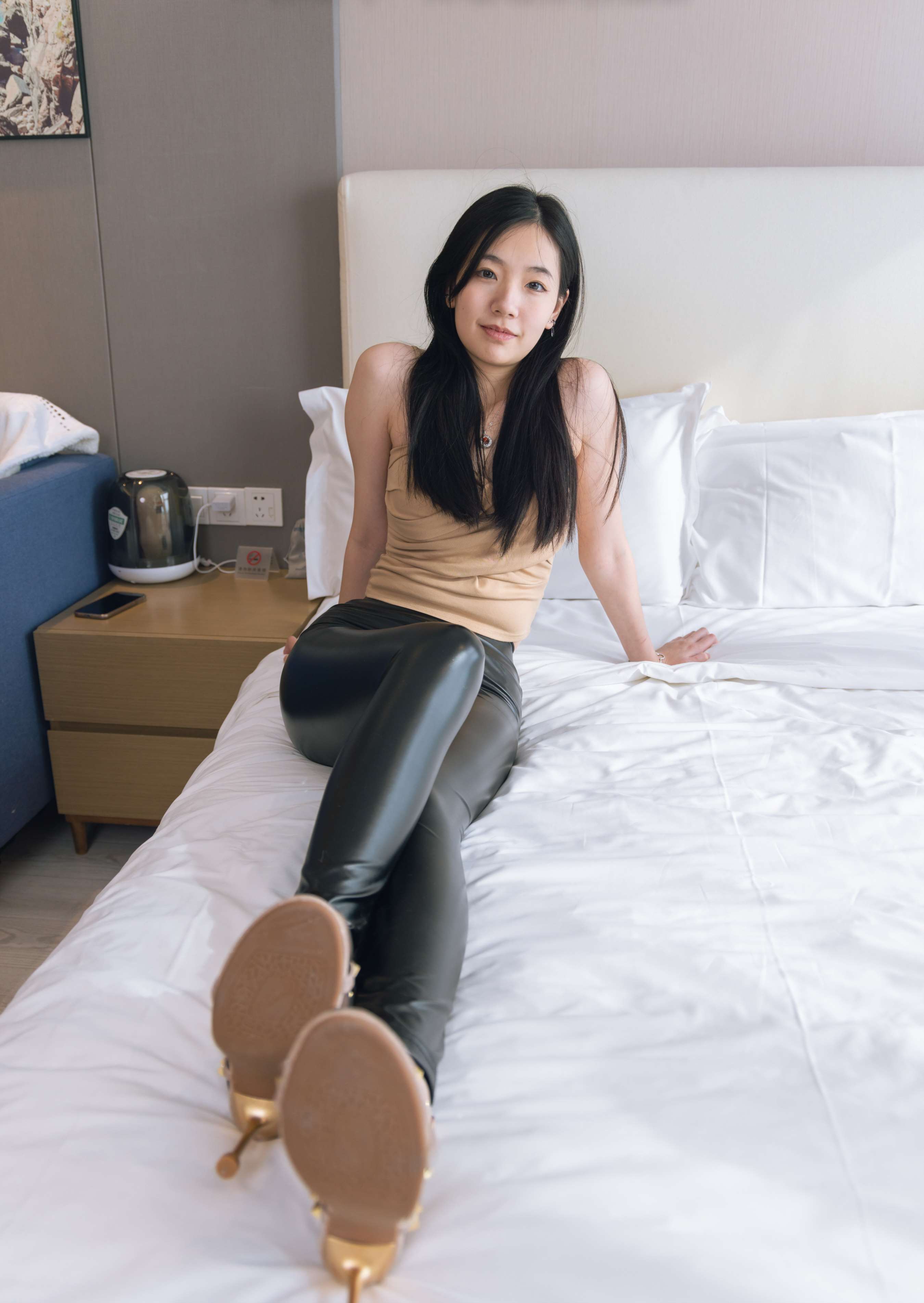 《小甜豆-高跟鞋、黑丝、皮裤裤里丝》作品图