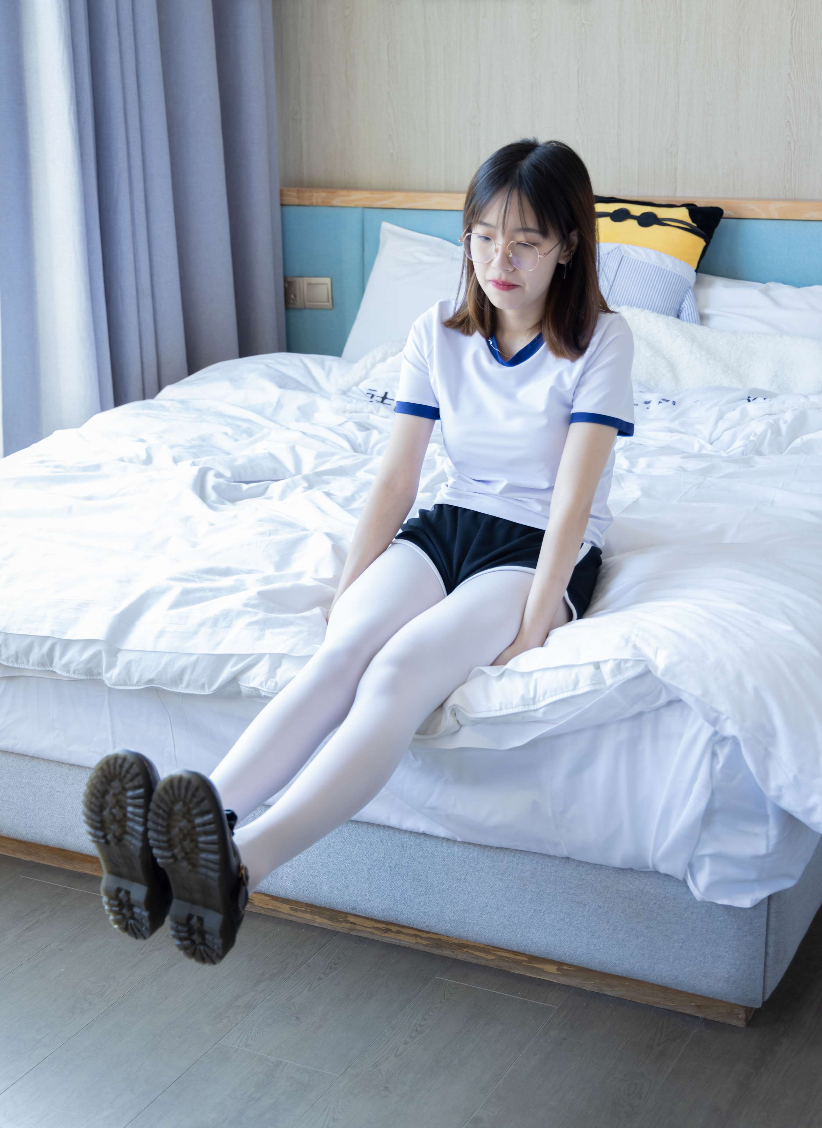 《小甜豆皮鞋の厚白丝》作品图