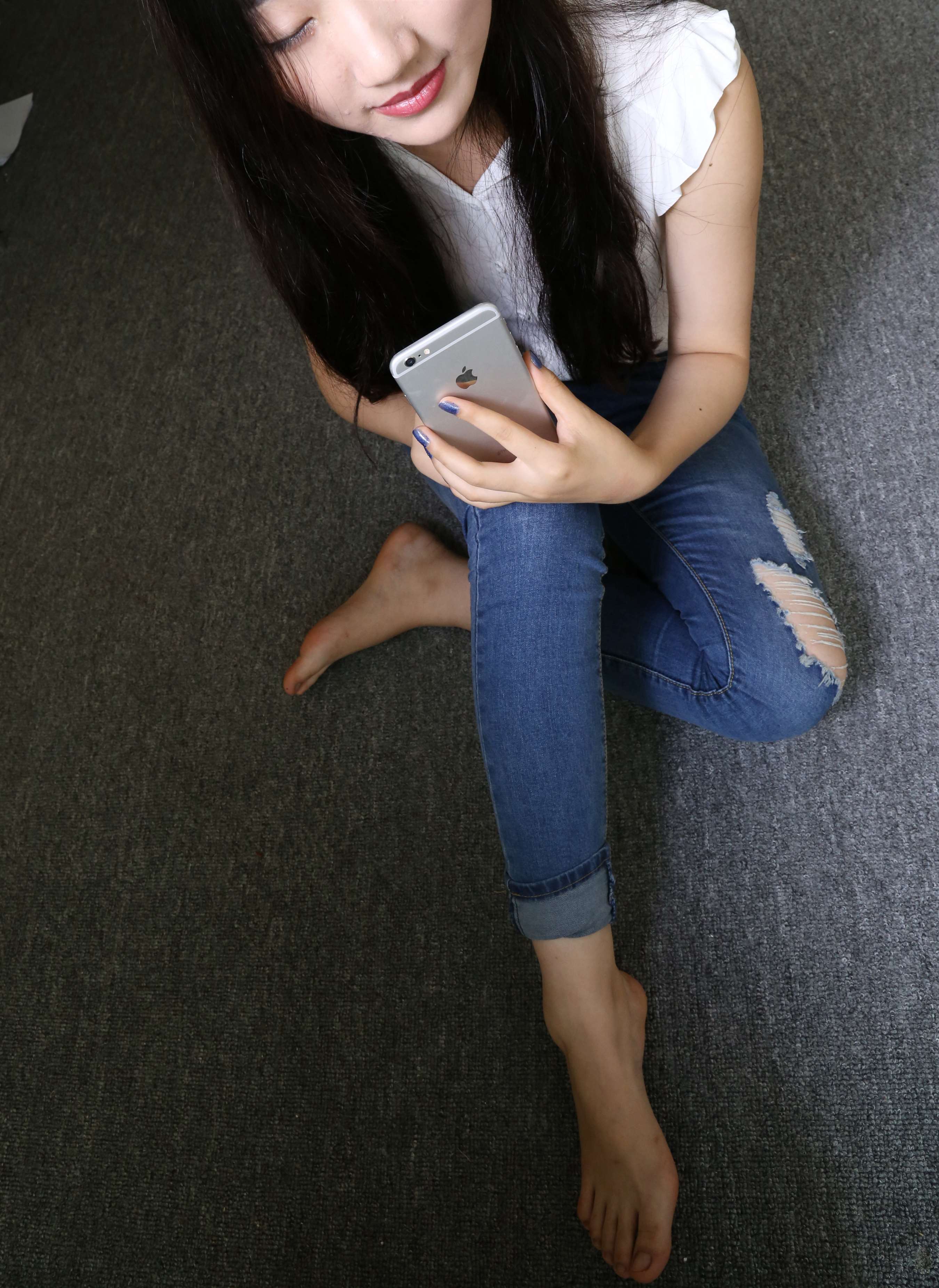 《小姐姐裸足玩物》作品图