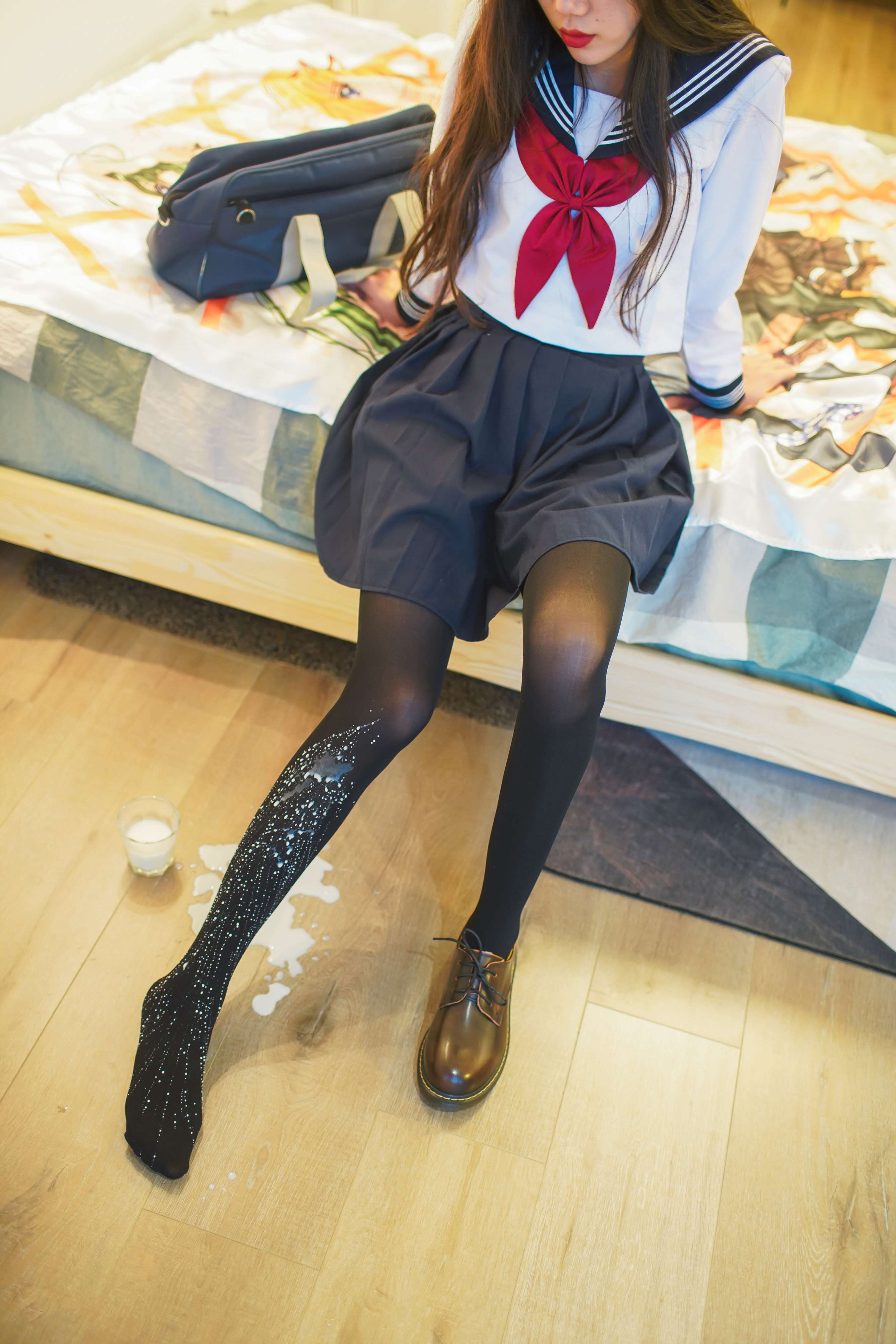 《牛奶与黑丝裤袜》作品图