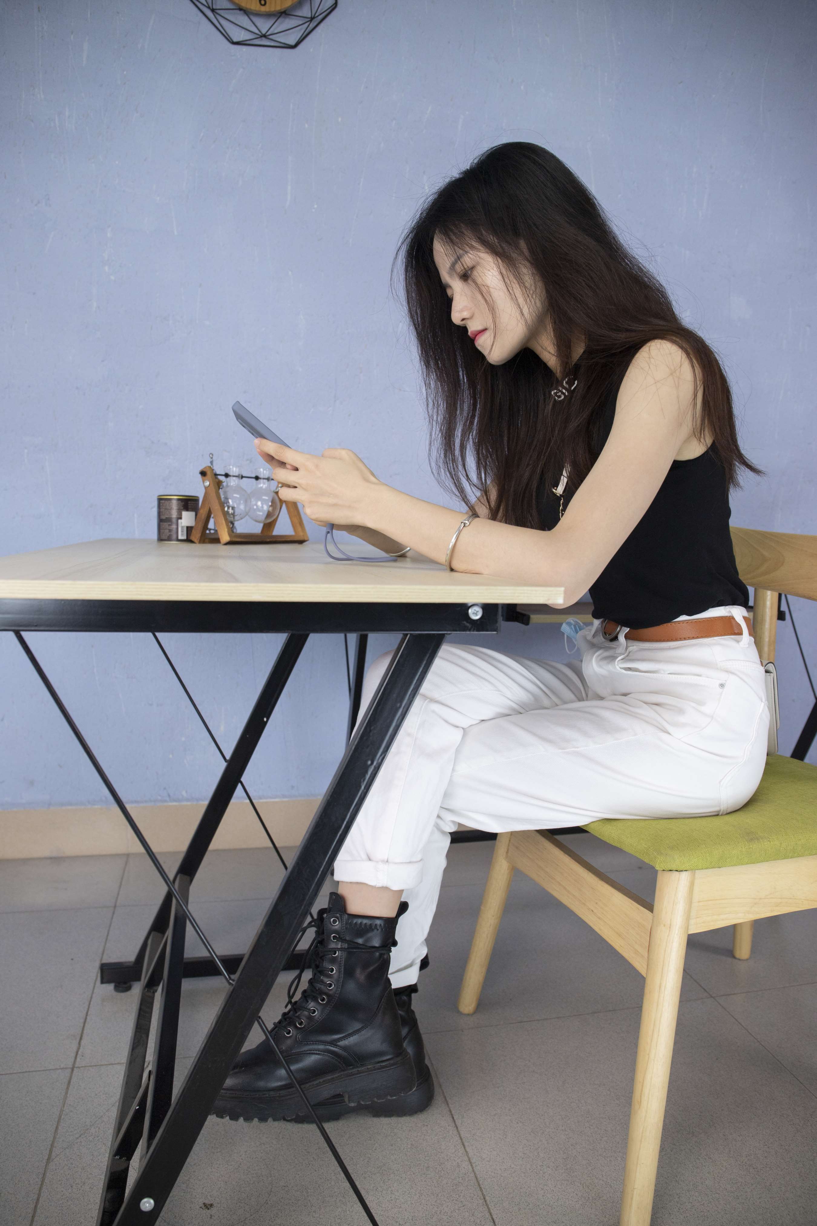 《小华脱掉靴子展示棉袜【套图+4K视频】》作品图