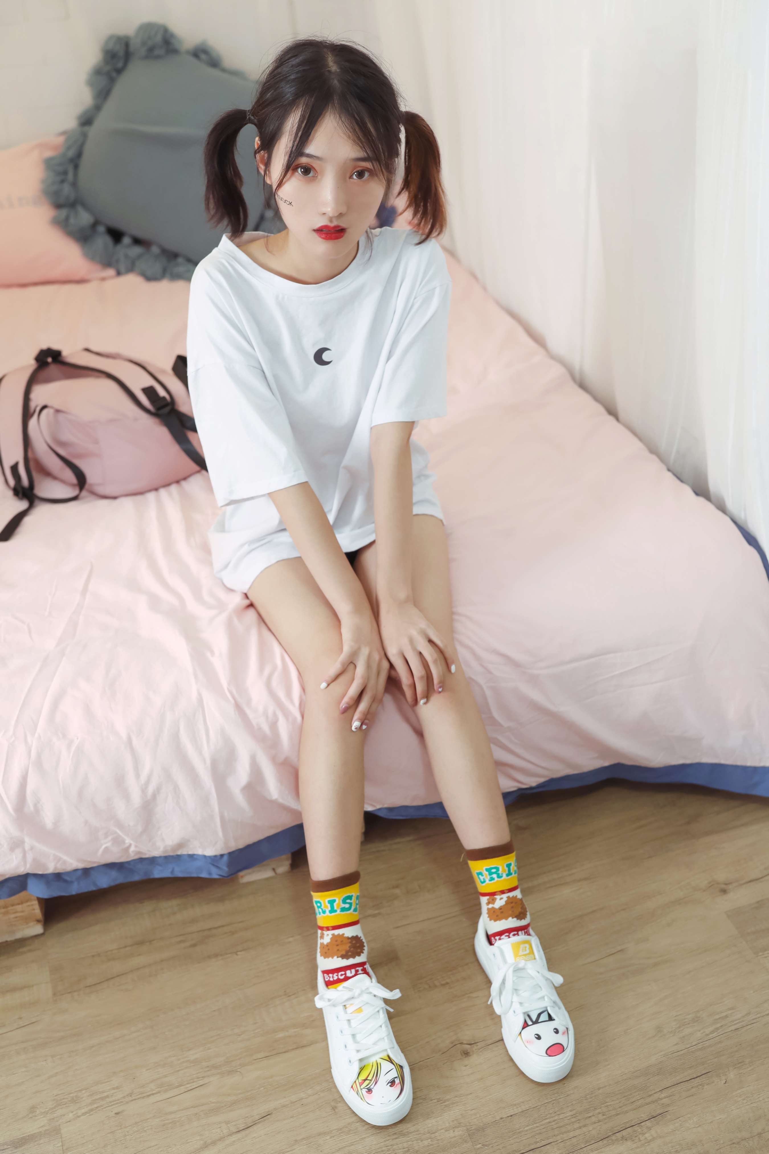 《茜茜黄棉袜の裸足》作品图