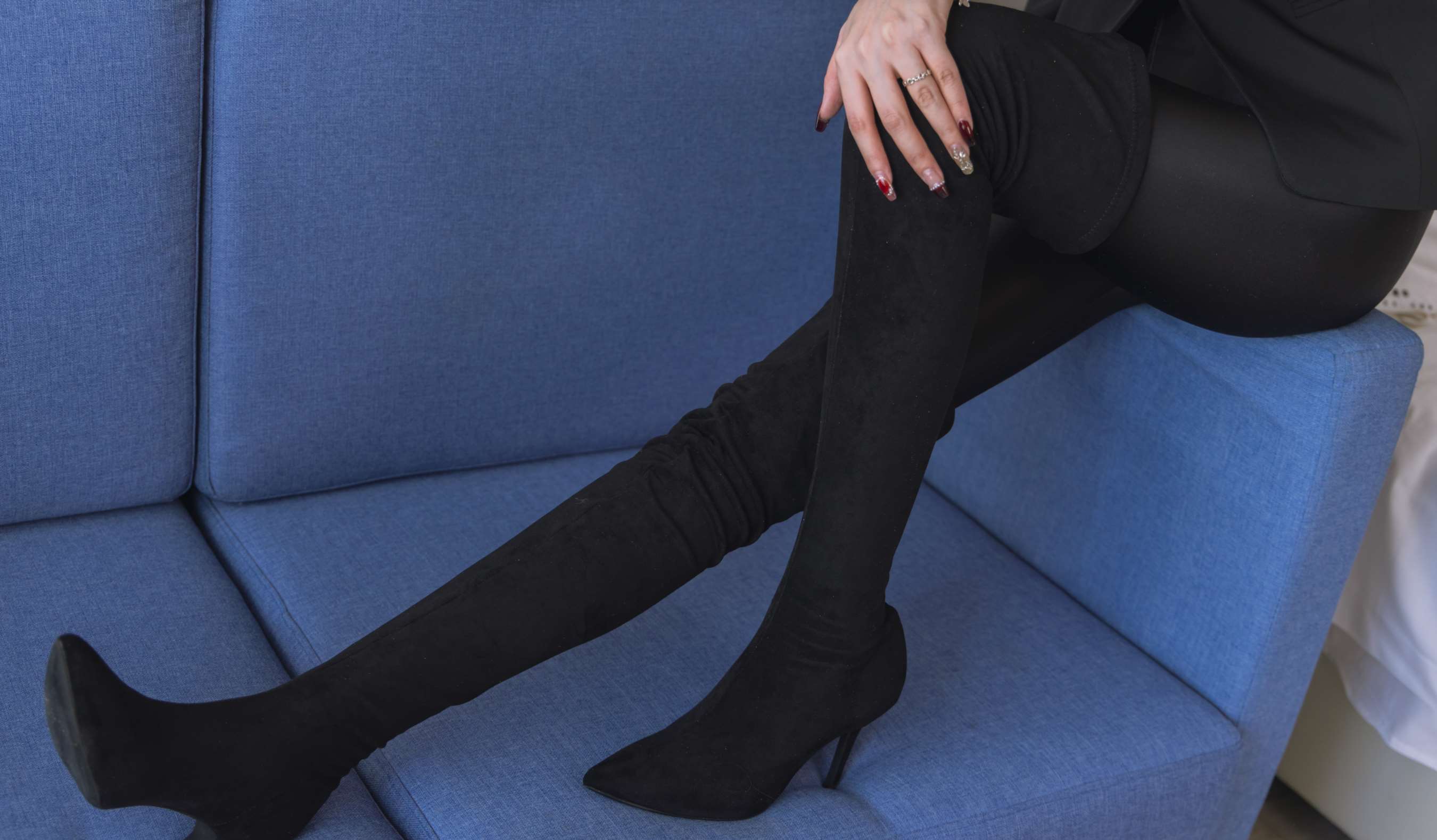 《小甜豆-连体泳衣、高跟长靴、短肉丝、裸足》作品图