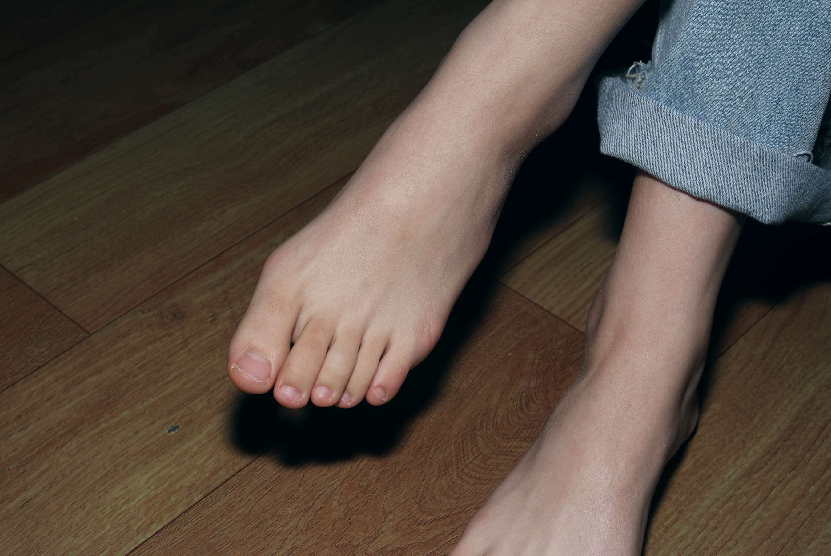 《师妹莹莹展示37码嫩白脚丫》作品图