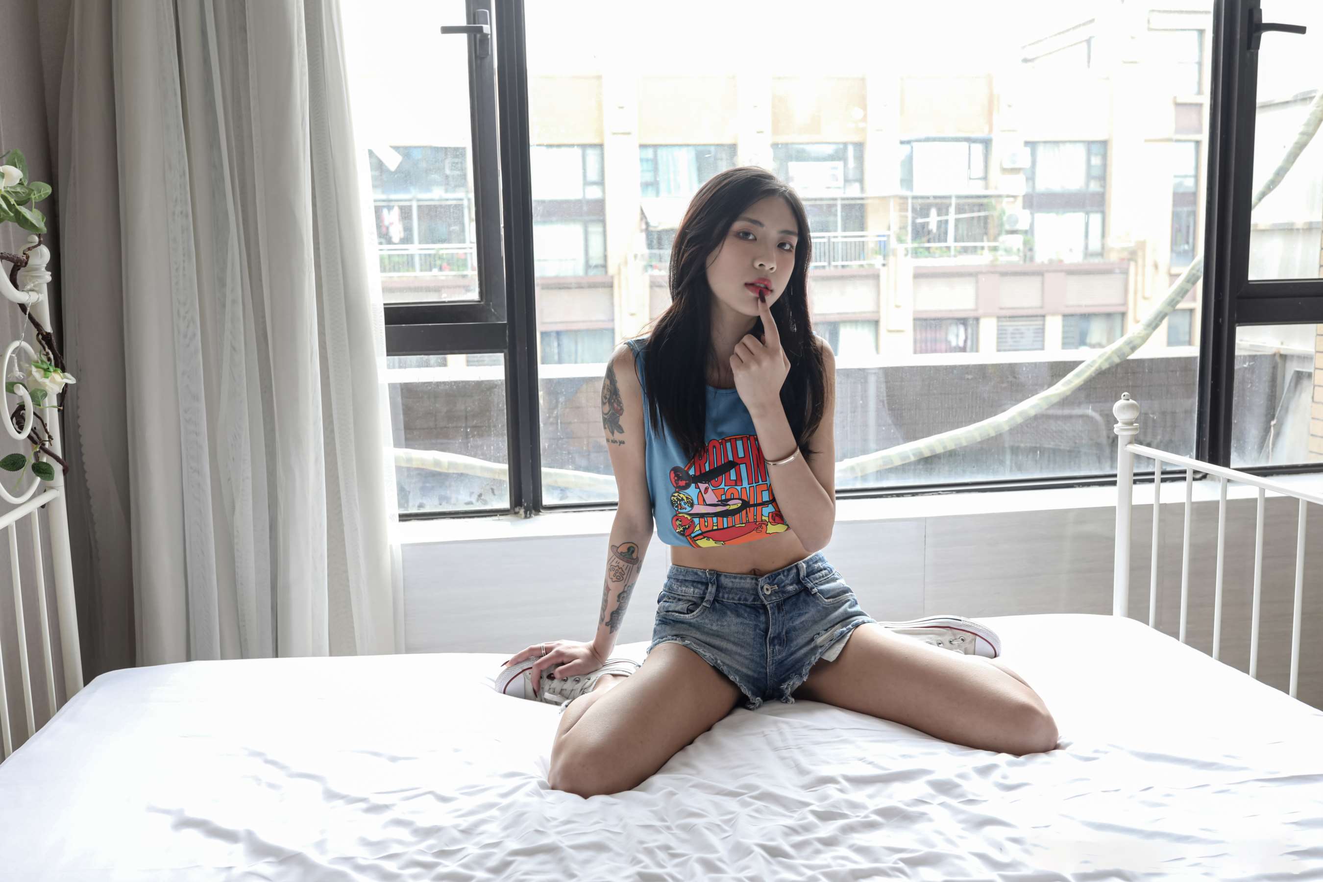 《安娜帆布鞋の脏白棉袜脚》作品图