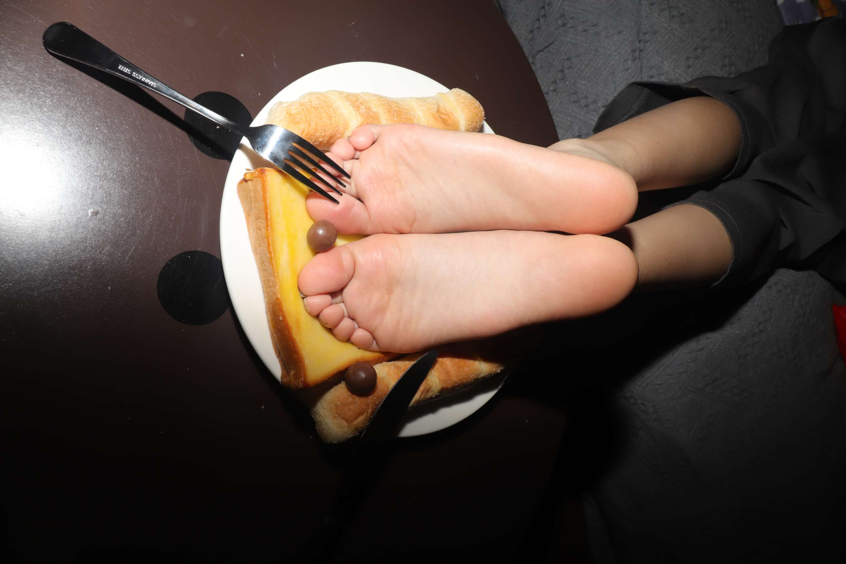 《两少女美味嫩足》作品图