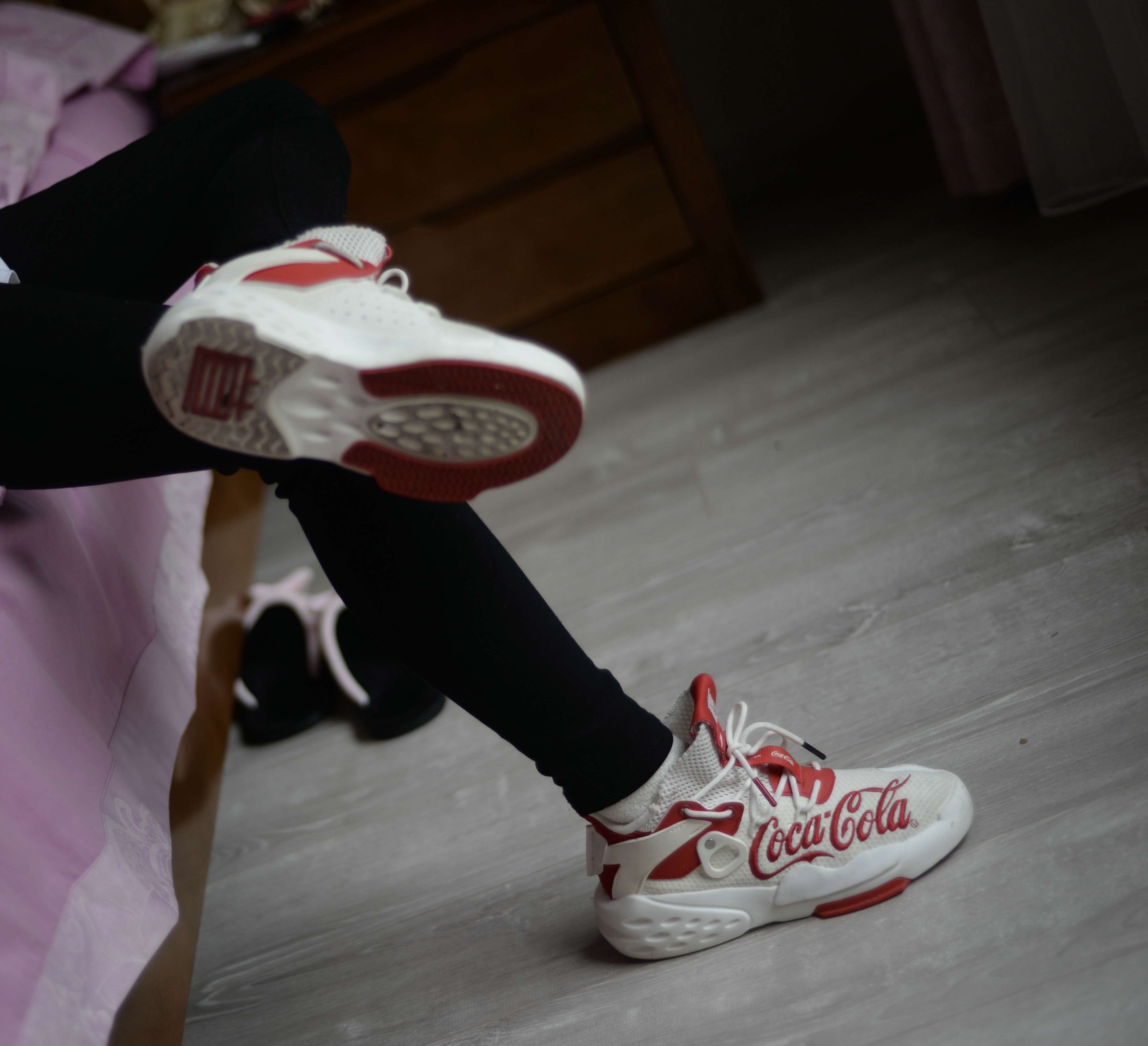 《球鞋の发黄的棉袜脚》作品图