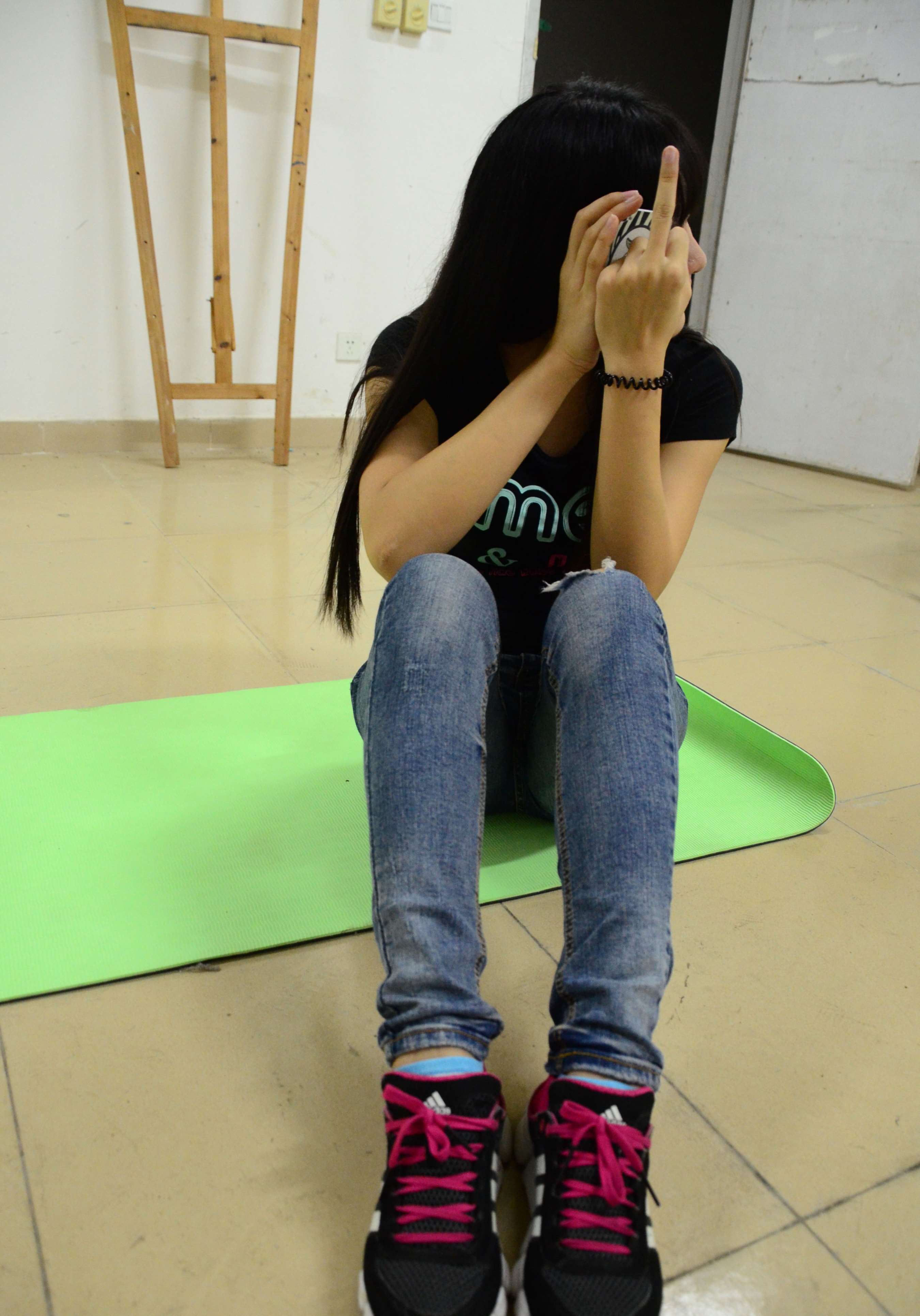 《瑜伽垫上的白棉袜》作品图