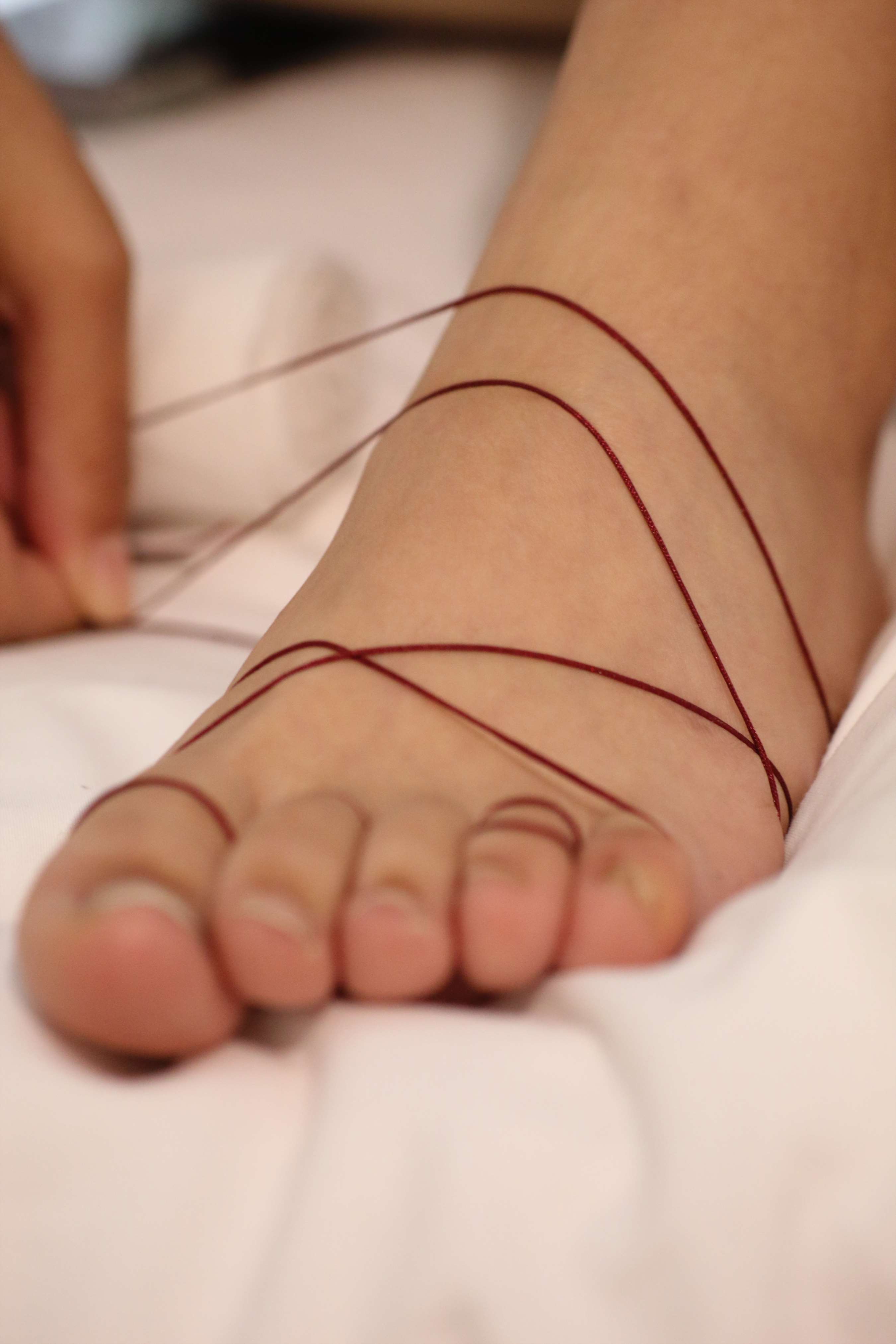 《两位小姐姐在玩脚脚》作品图