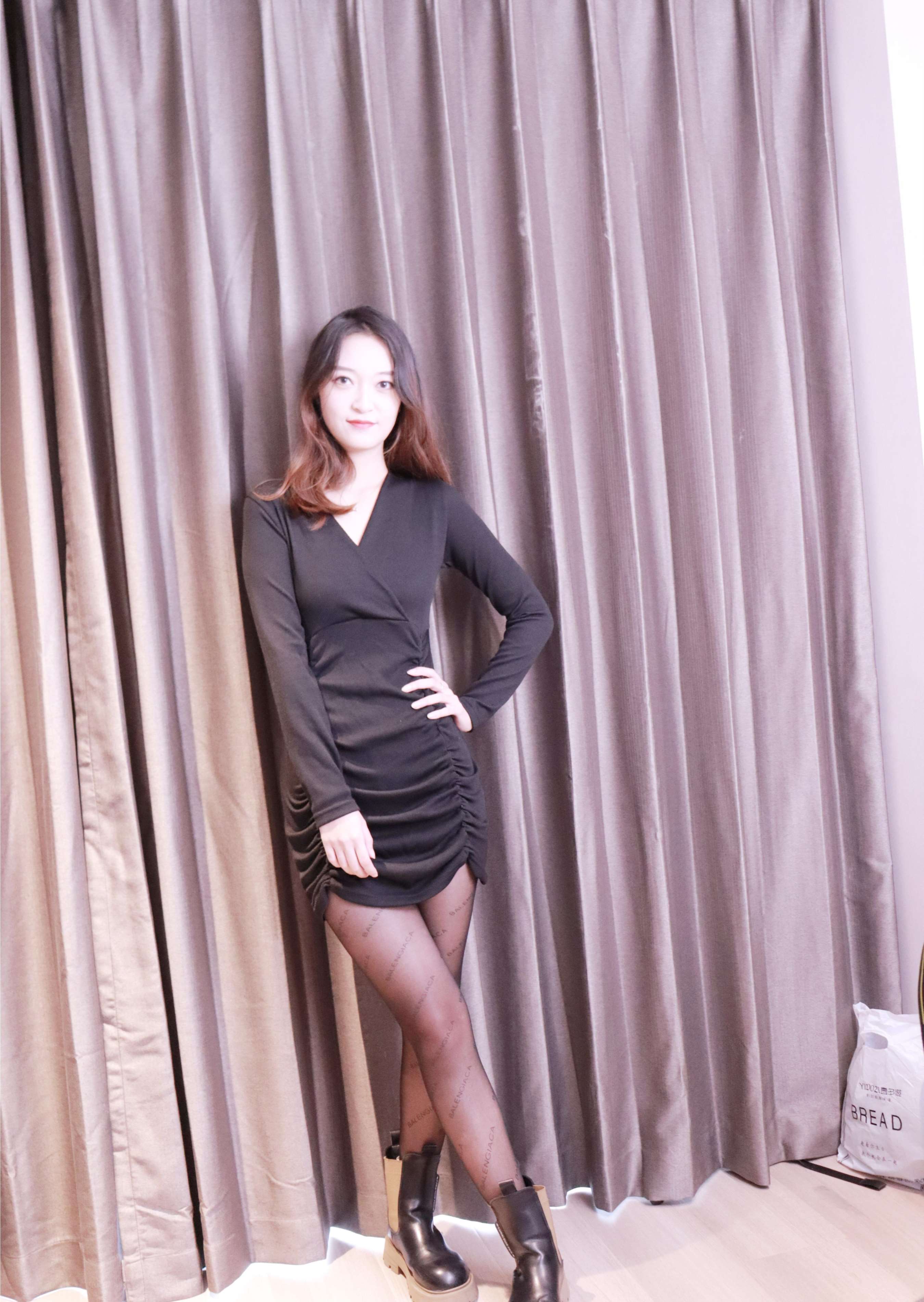 《依依~黑色瘦身连衣裙搭小黑皮鞋》作品图