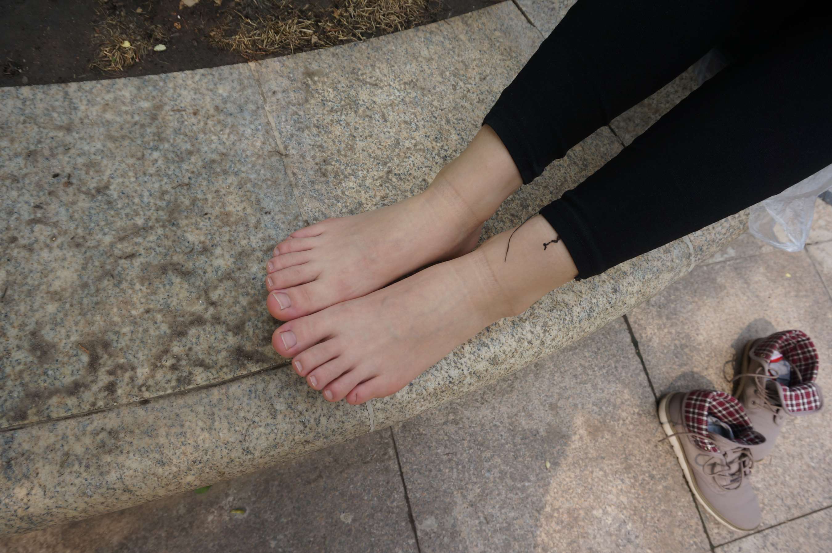 《眼镜少女的赤足》作品图