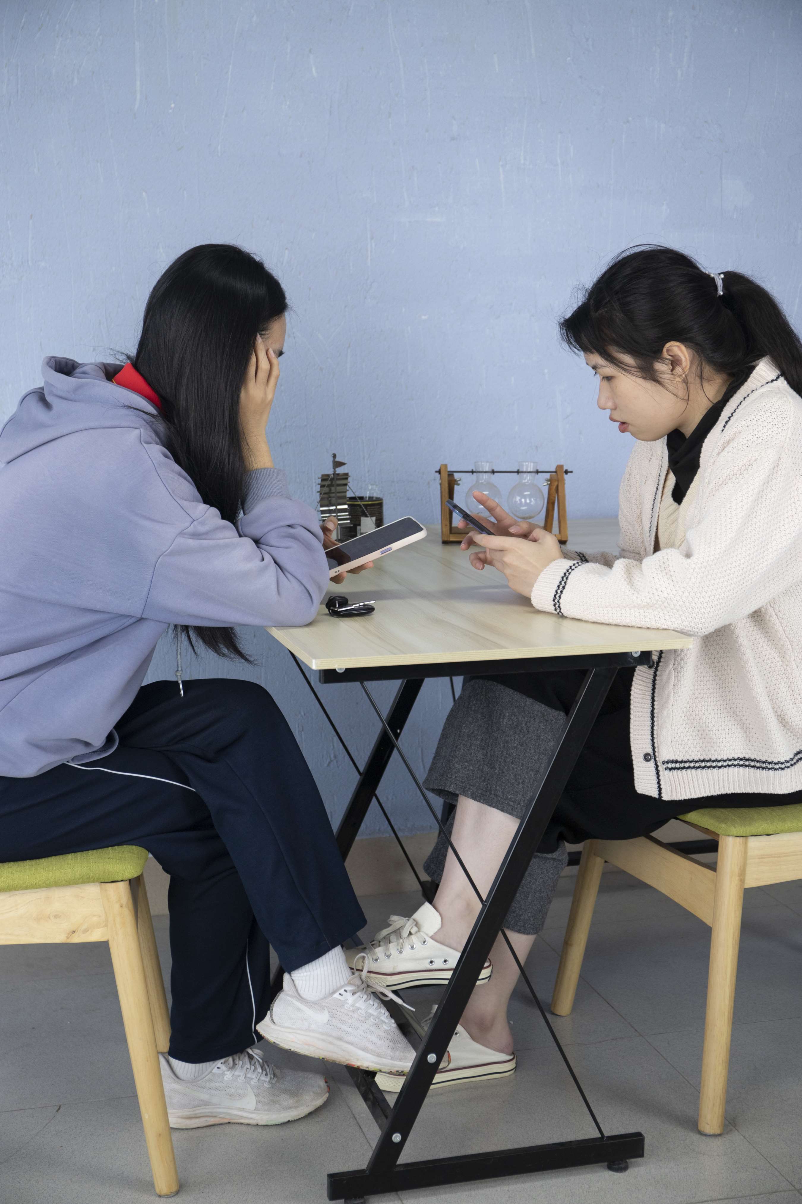 《小刘和李怡脱掉鞋子摆弄棉袜脚【套图+4K视频】》作品图