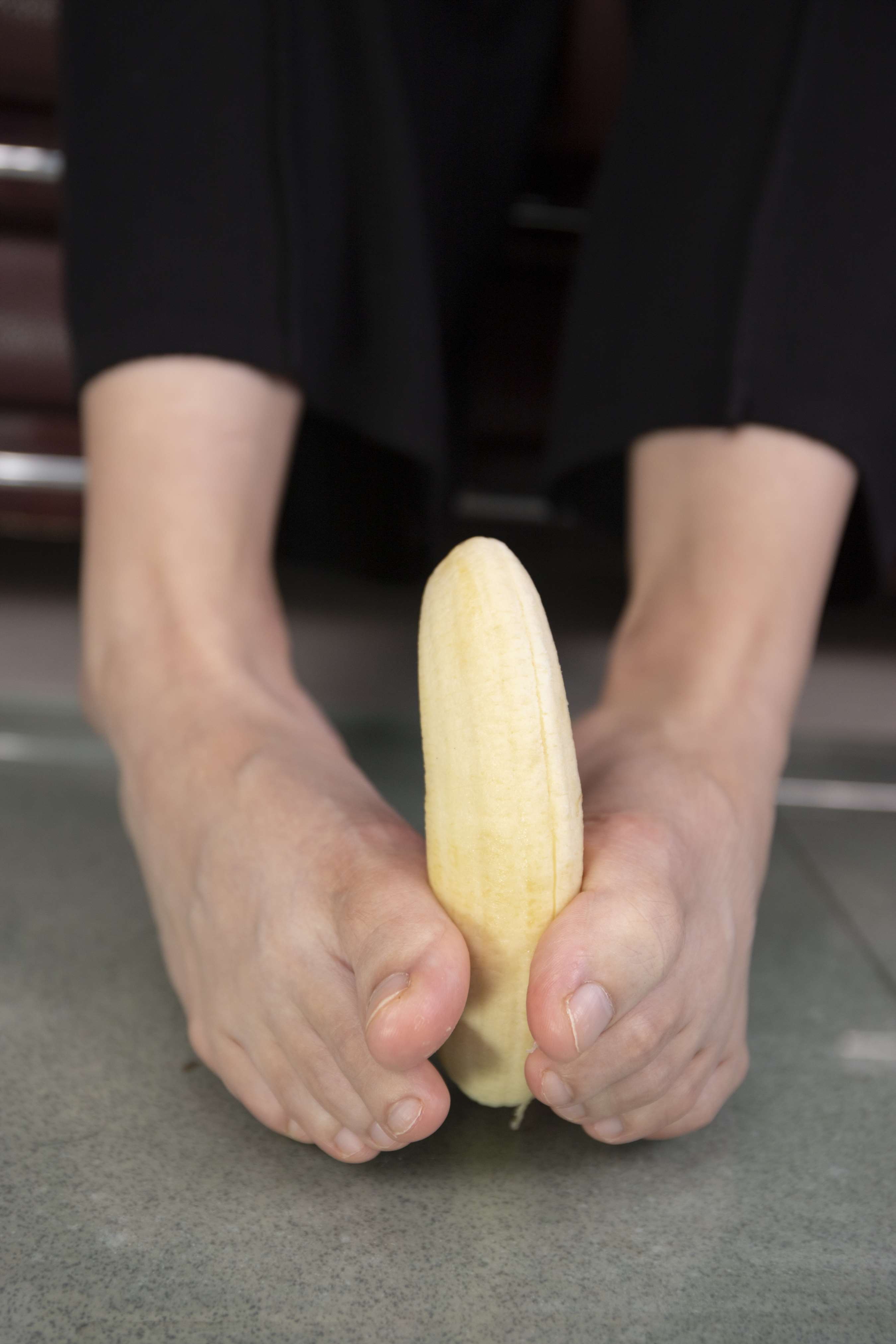 《齐齐老师脚丫踩香蕉【套图+4K视频】》作品图