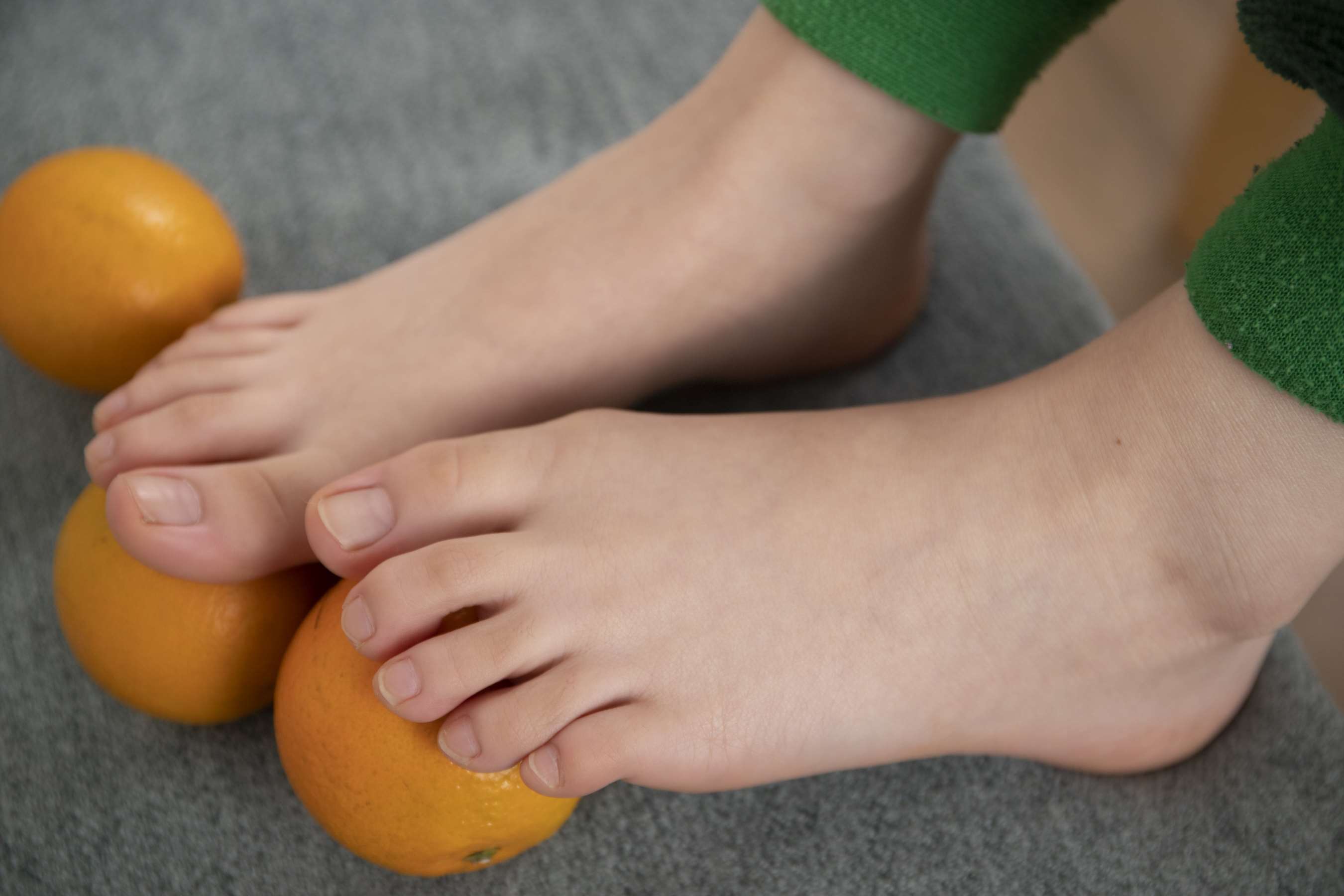 《宝儿嫩足玩橘子【套图+4K视频】》作品图