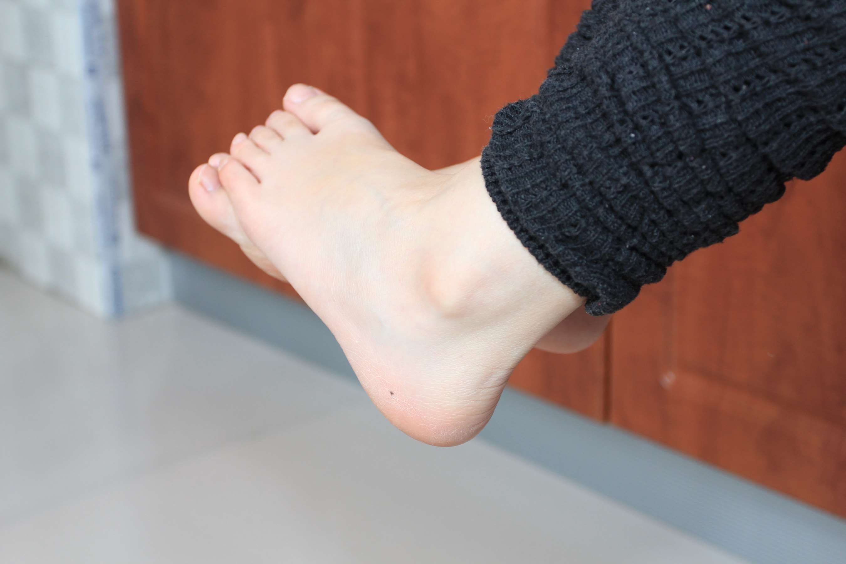 《师妹厨柜上展嫩脚》作品图