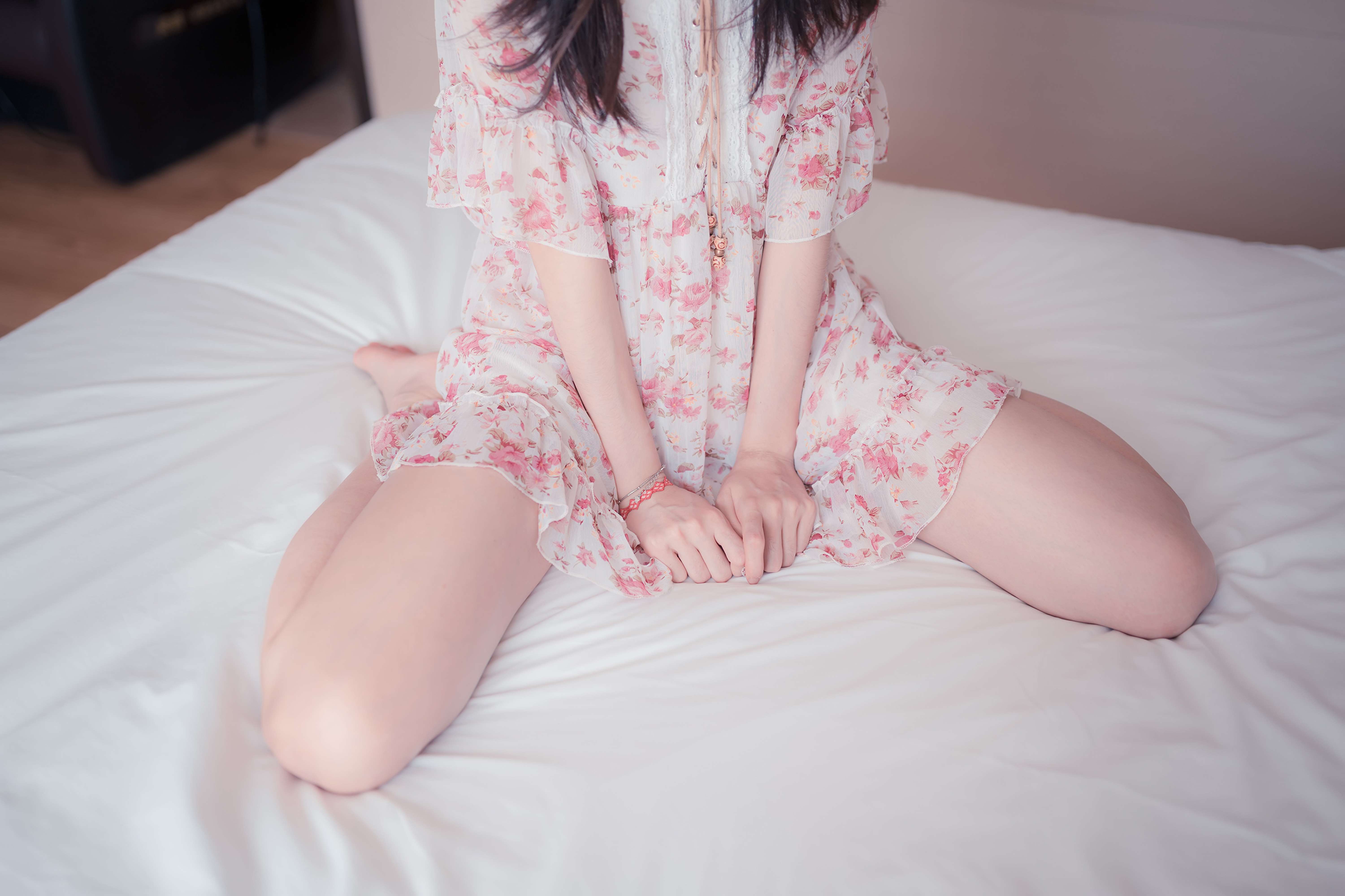 《师姐花裙睡衣の嫩足》作品图