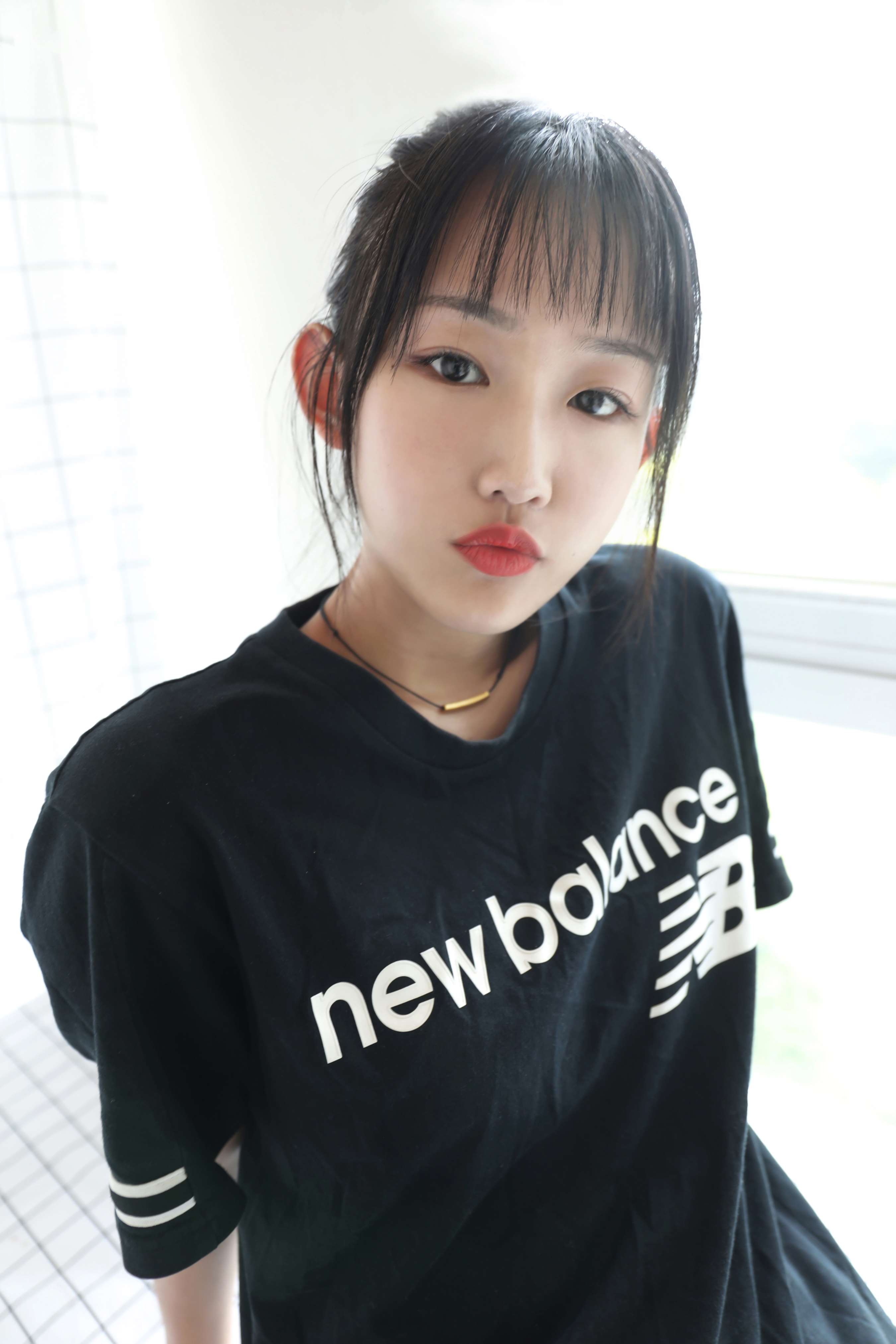 《圆子脱掉脏白棉袜玩饼干》作品图