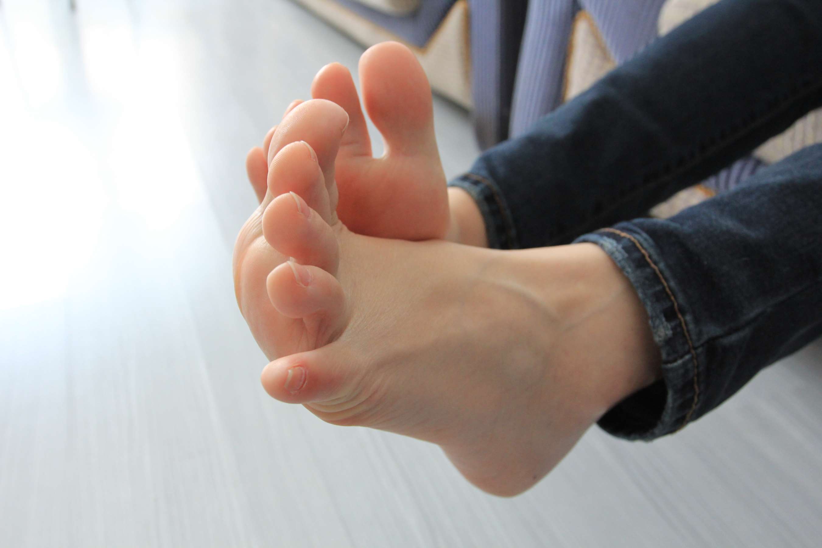 《学妹放假在家展脚丫》作品图