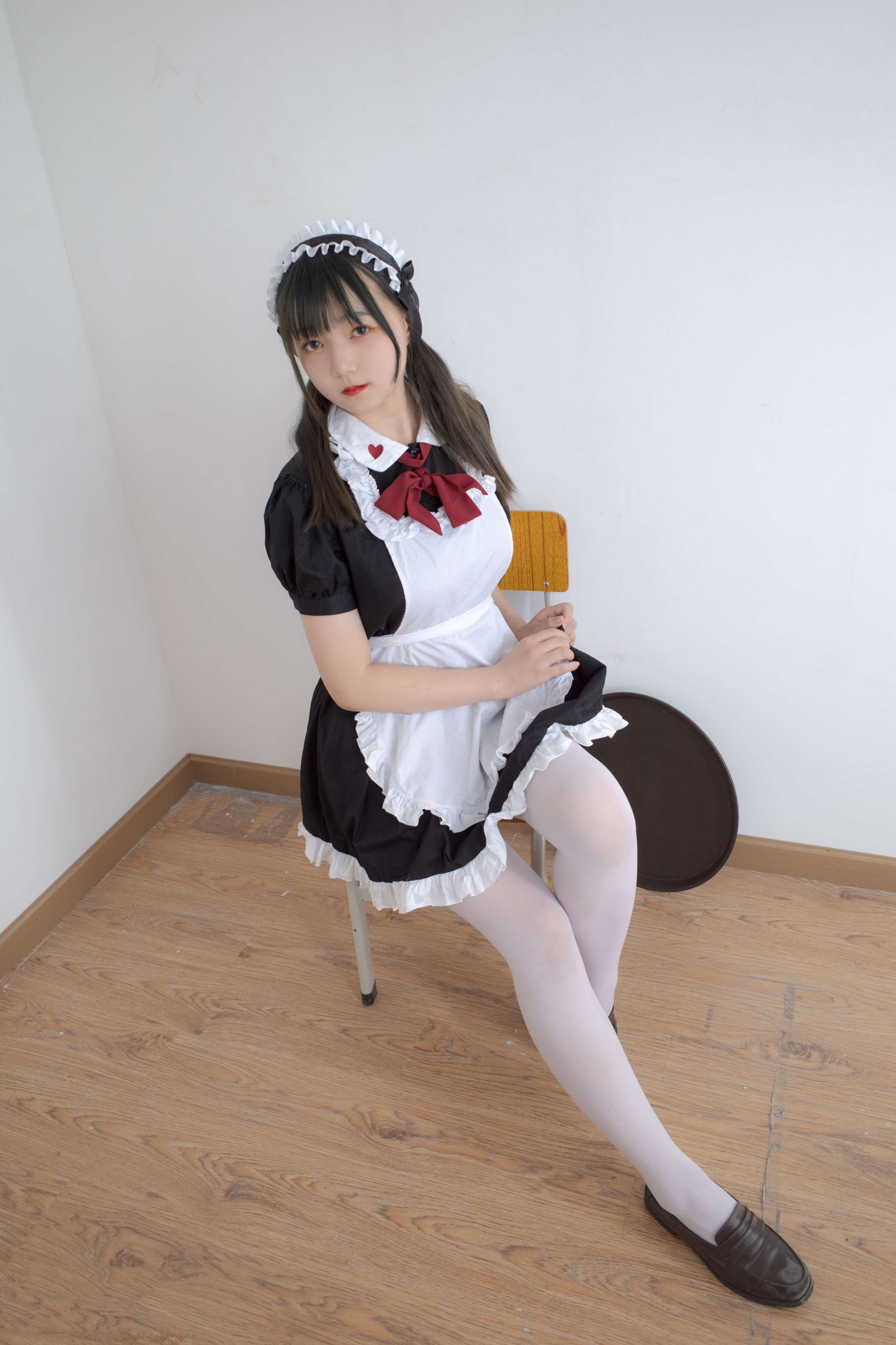 《女仆装の白丝脚》作品图