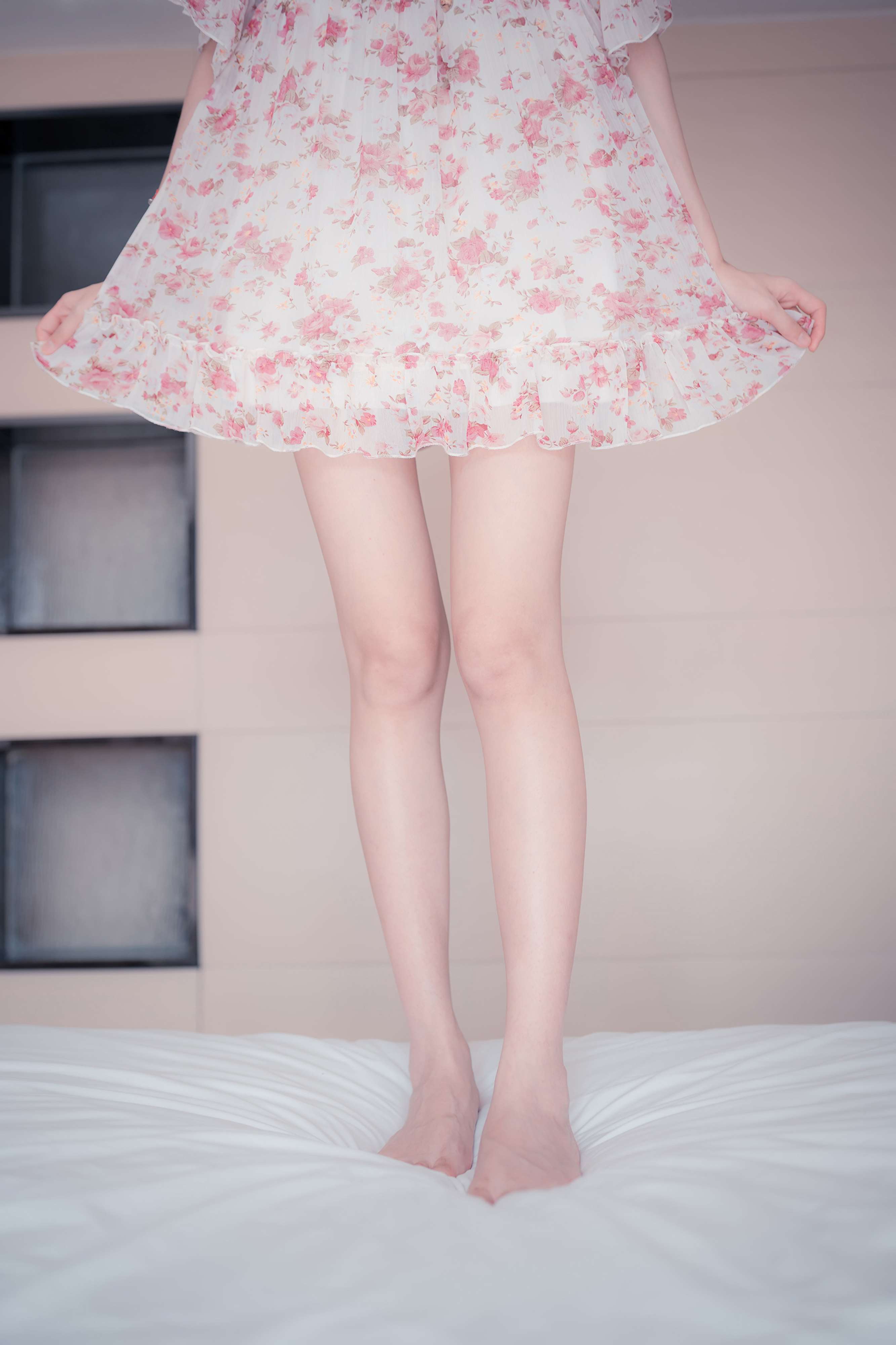 《师姐花裙睡衣の嫩足》作品图