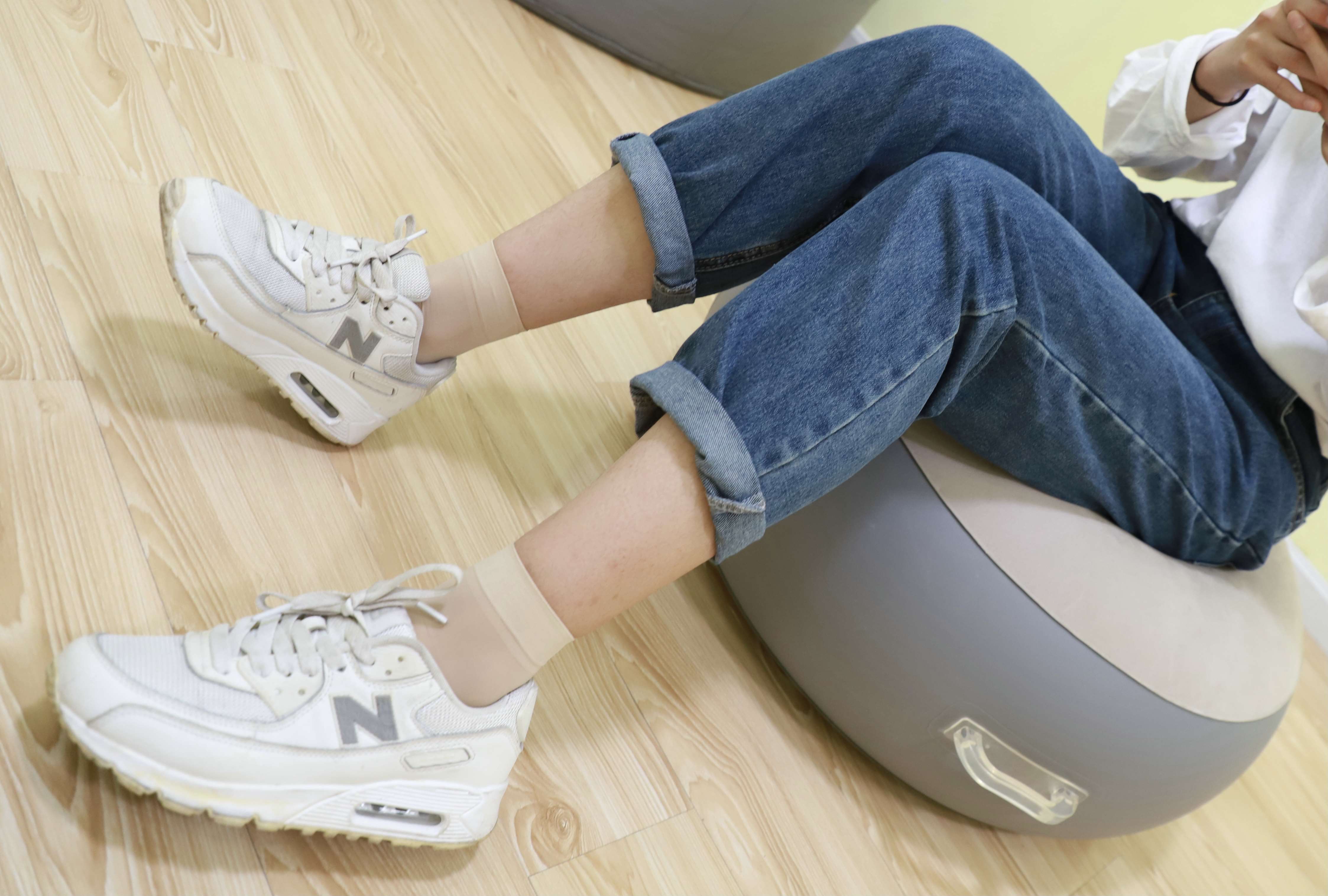 《运动鞋の短丝脚丫》作品图