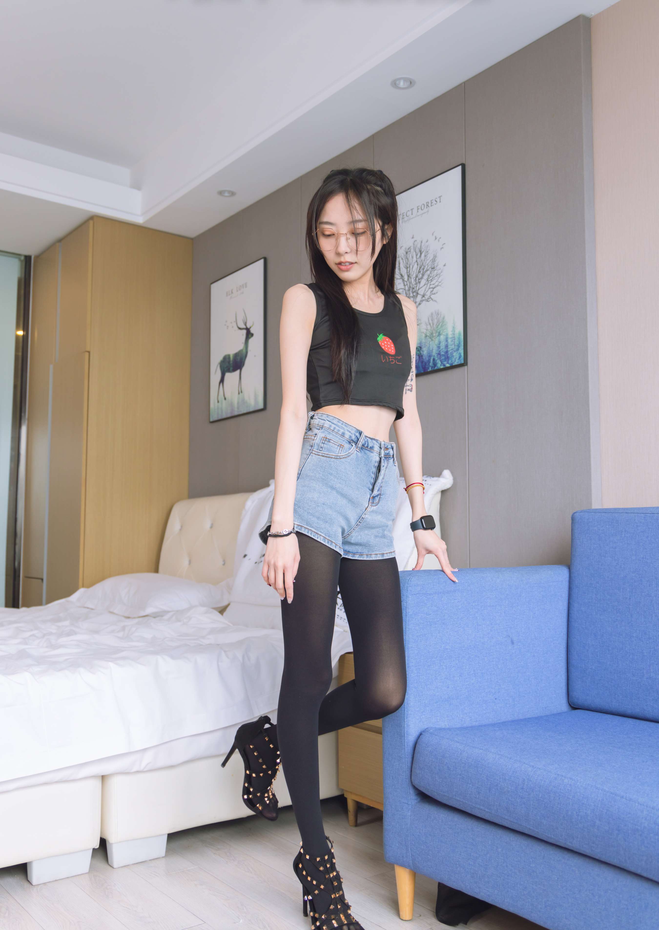 《稚予-高跟鞋、黑色五指袜》作品图