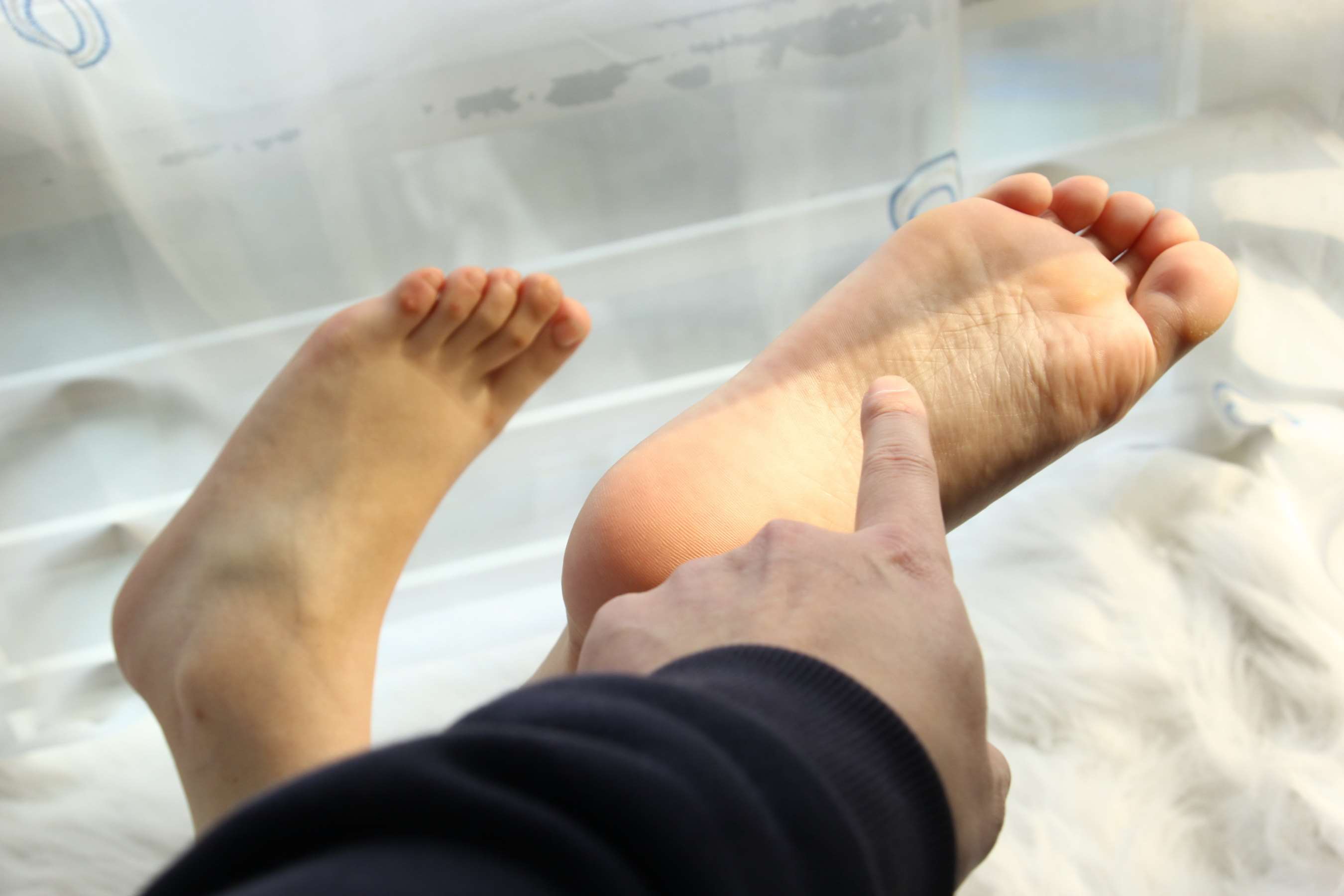 《毛毯上少女展嫩足》作品图