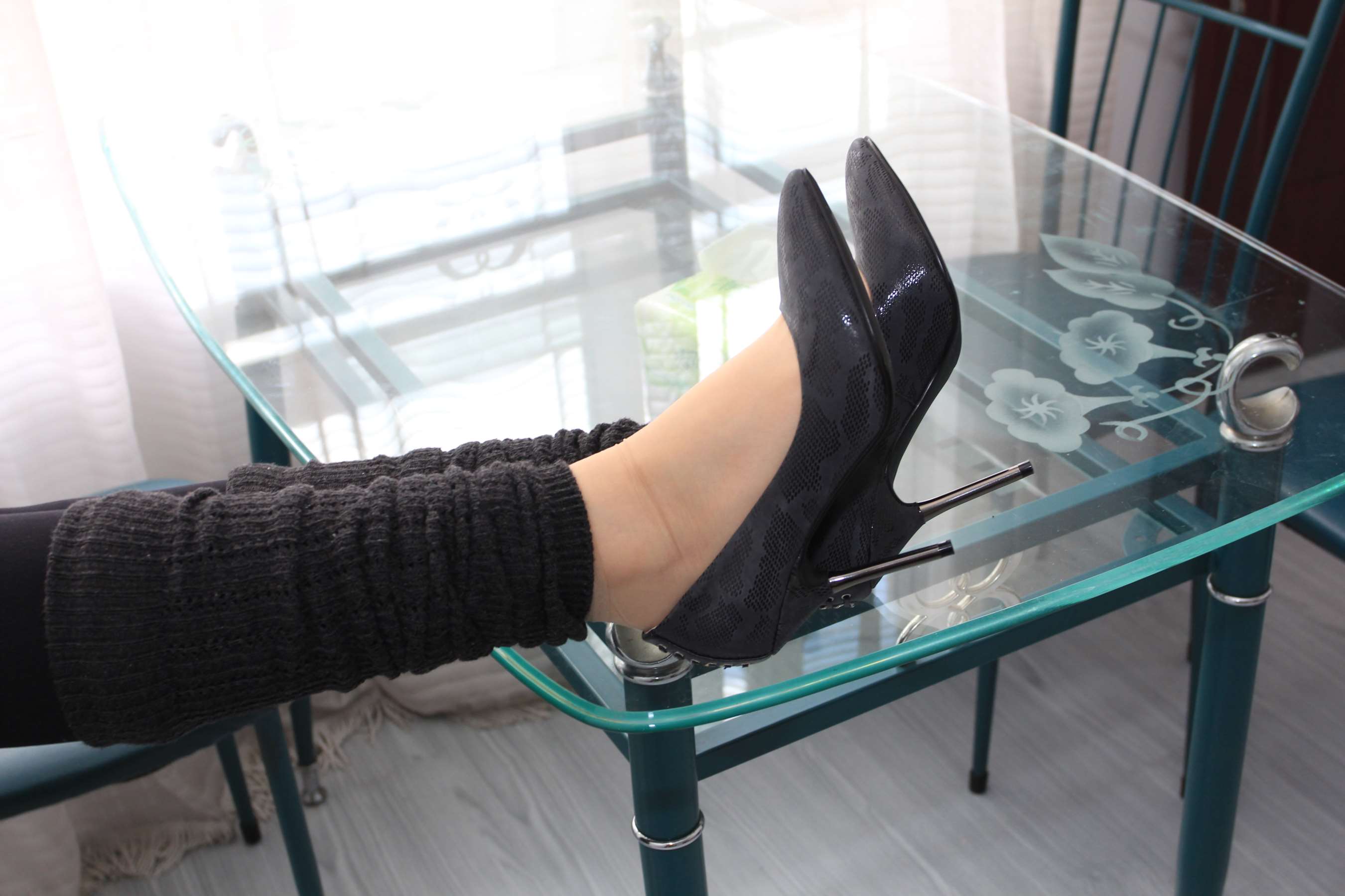 《师妹桌子上脱丝足》作品图