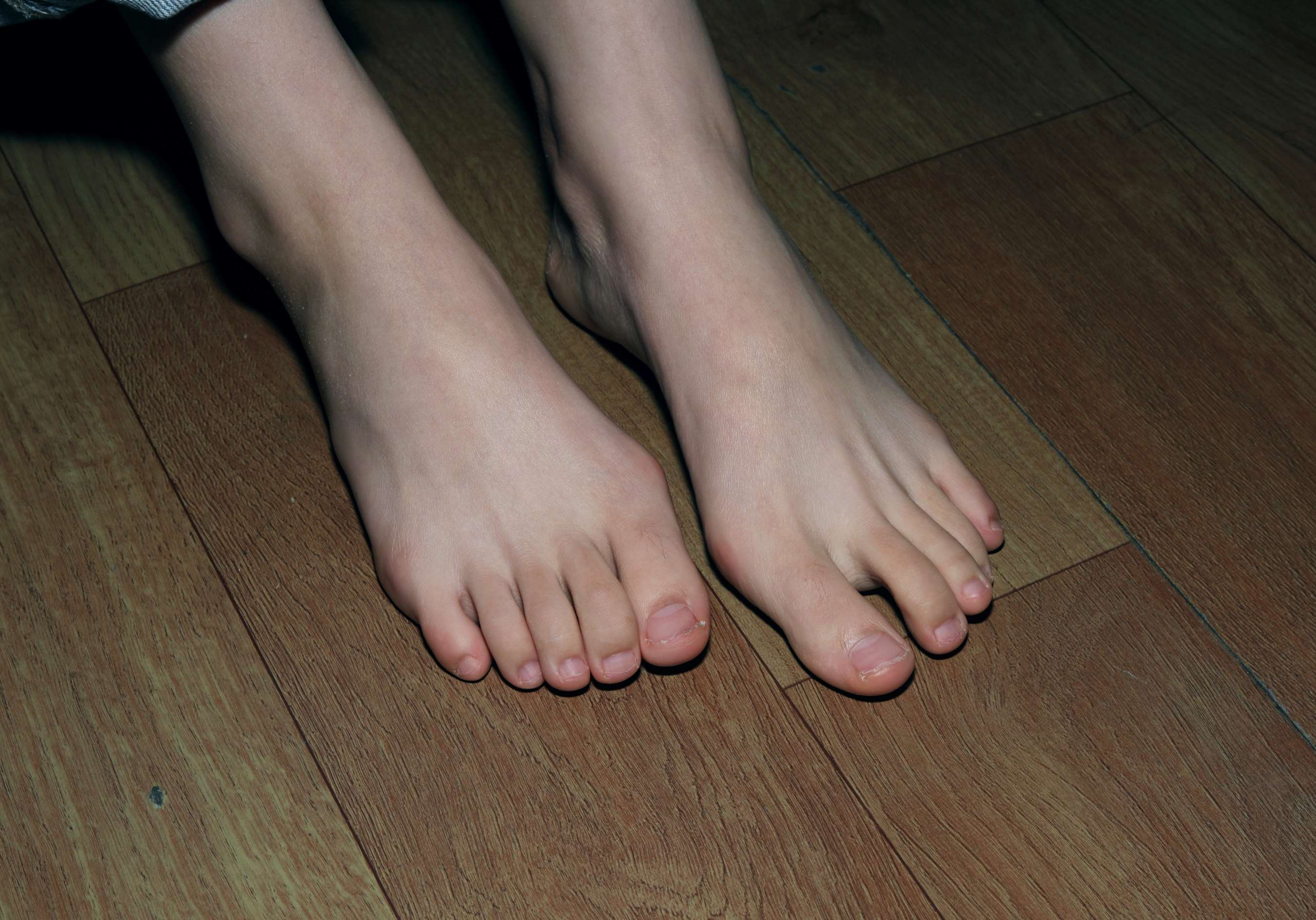 《师妹莹莹展示37码嫩白脚丫》作品图