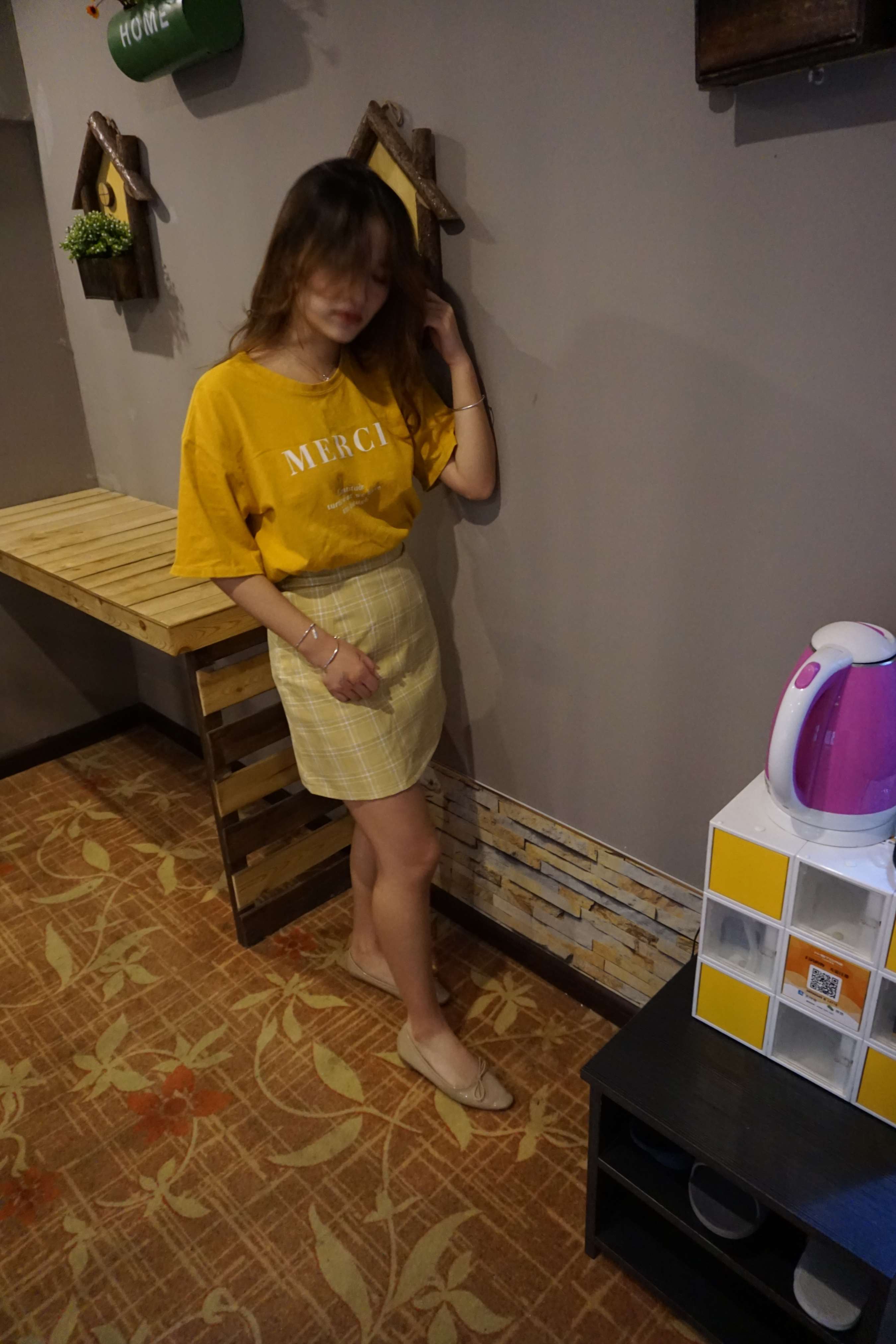 《牛仔热裤裸足少女》作品图