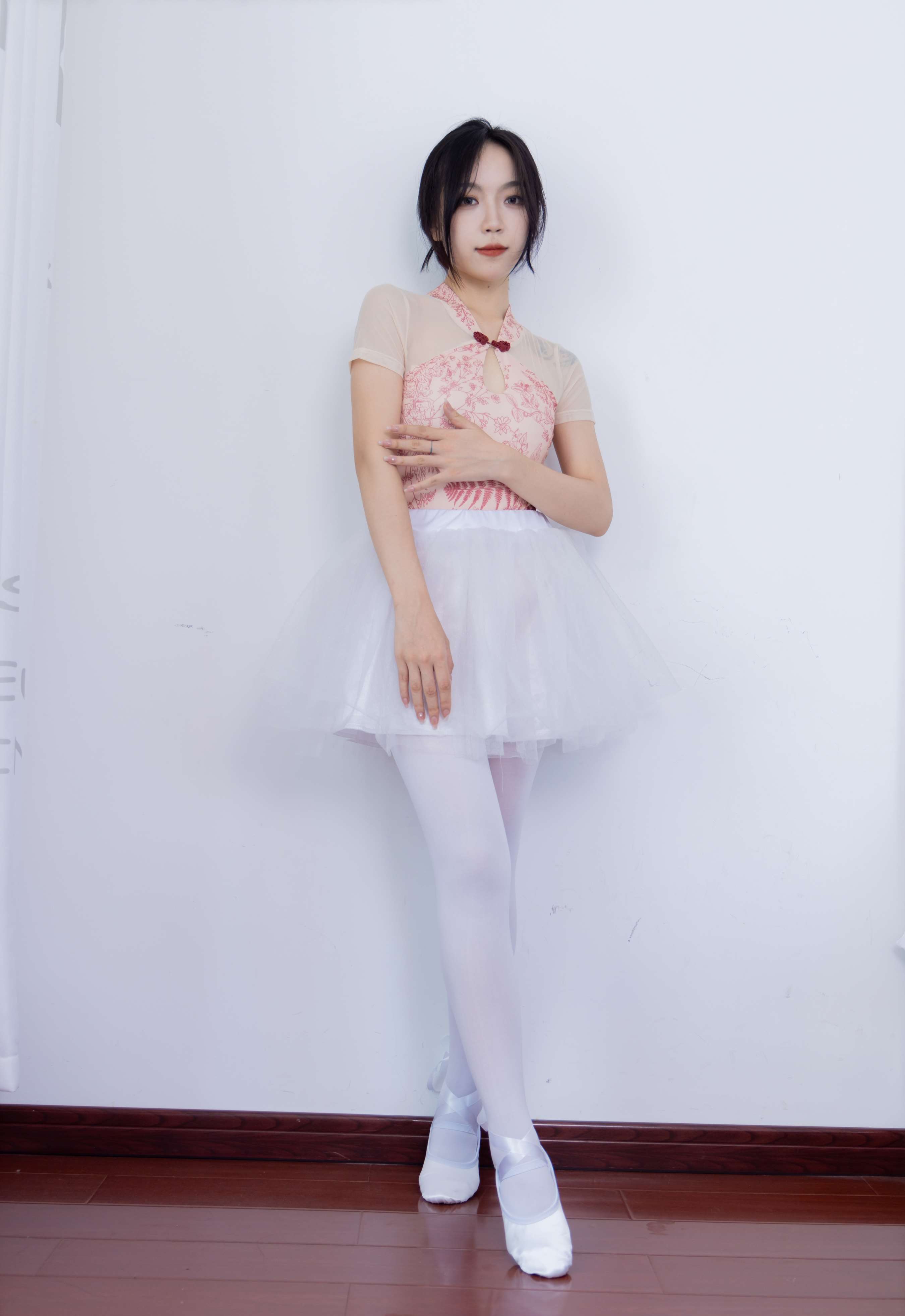 《纱纱练舞白丝脚丫》作品图