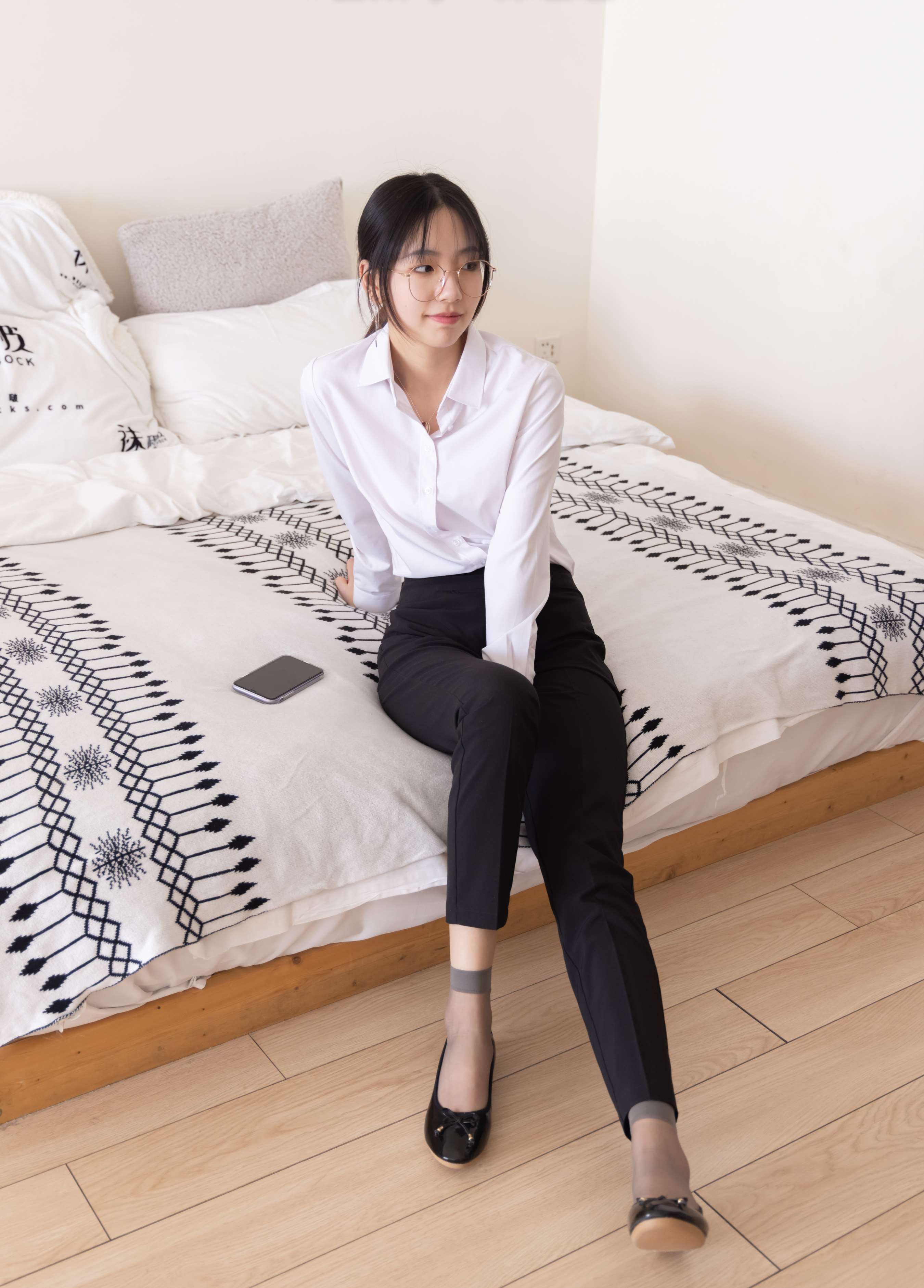 《小甜豆小姐姐平底鞋の短丝》作品图