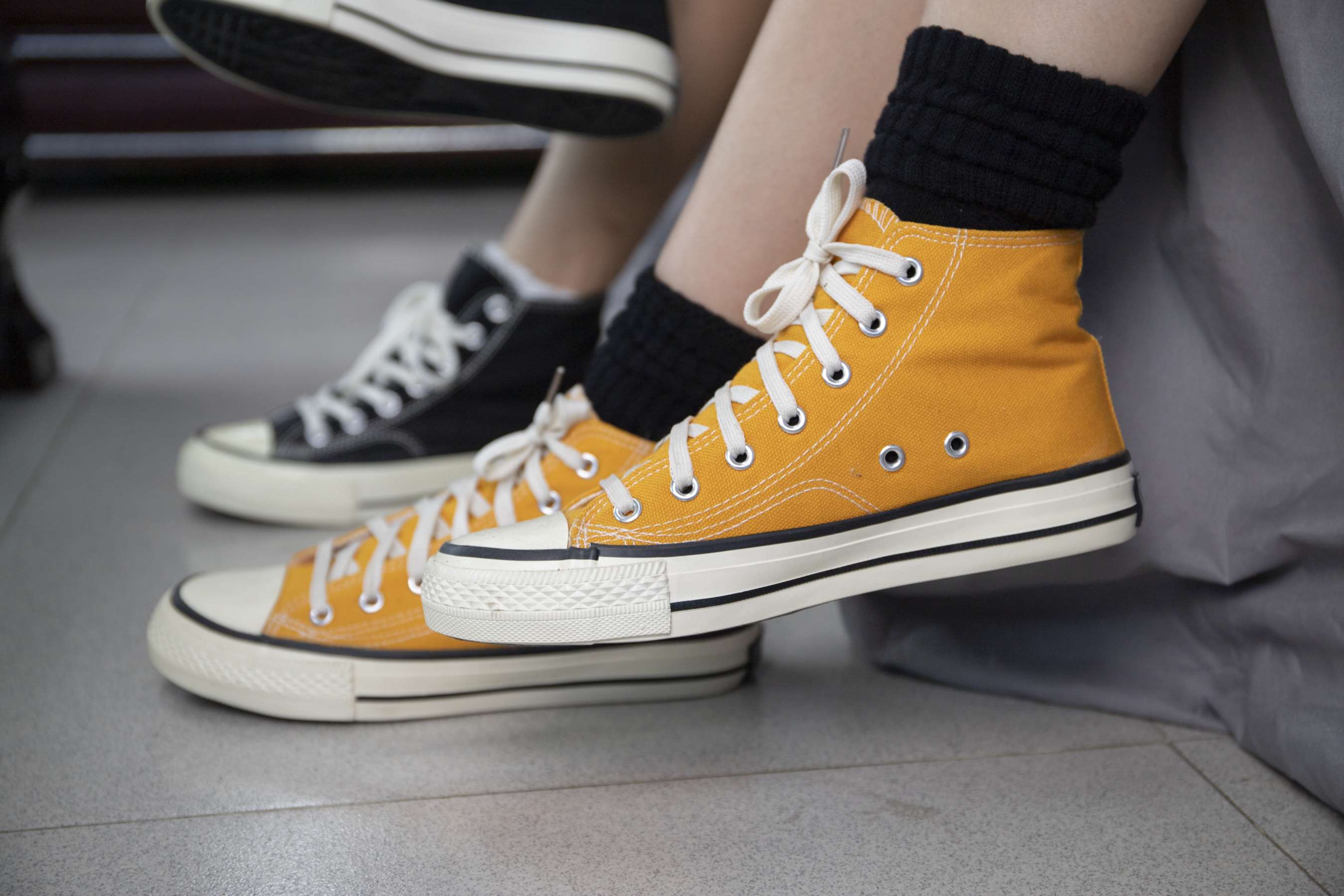 《欣欣和媚媚秀帆布鞋脚丫【套图+4K视频】》作品图