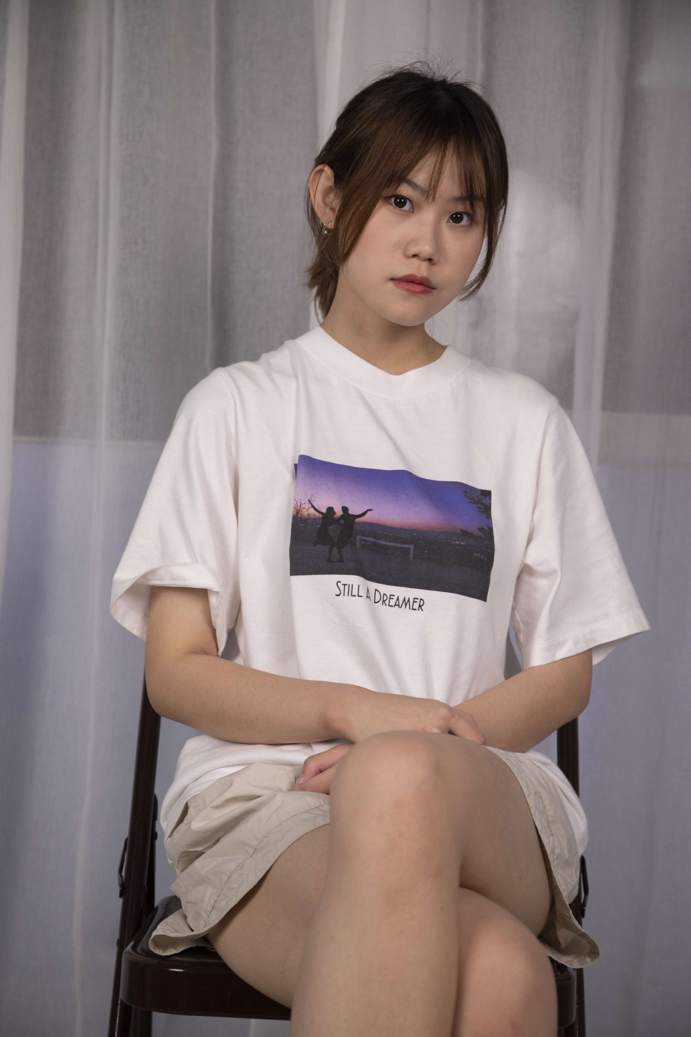 《甜美小精灵莉莉沙发秀脚【套图+4k视频】》作品图