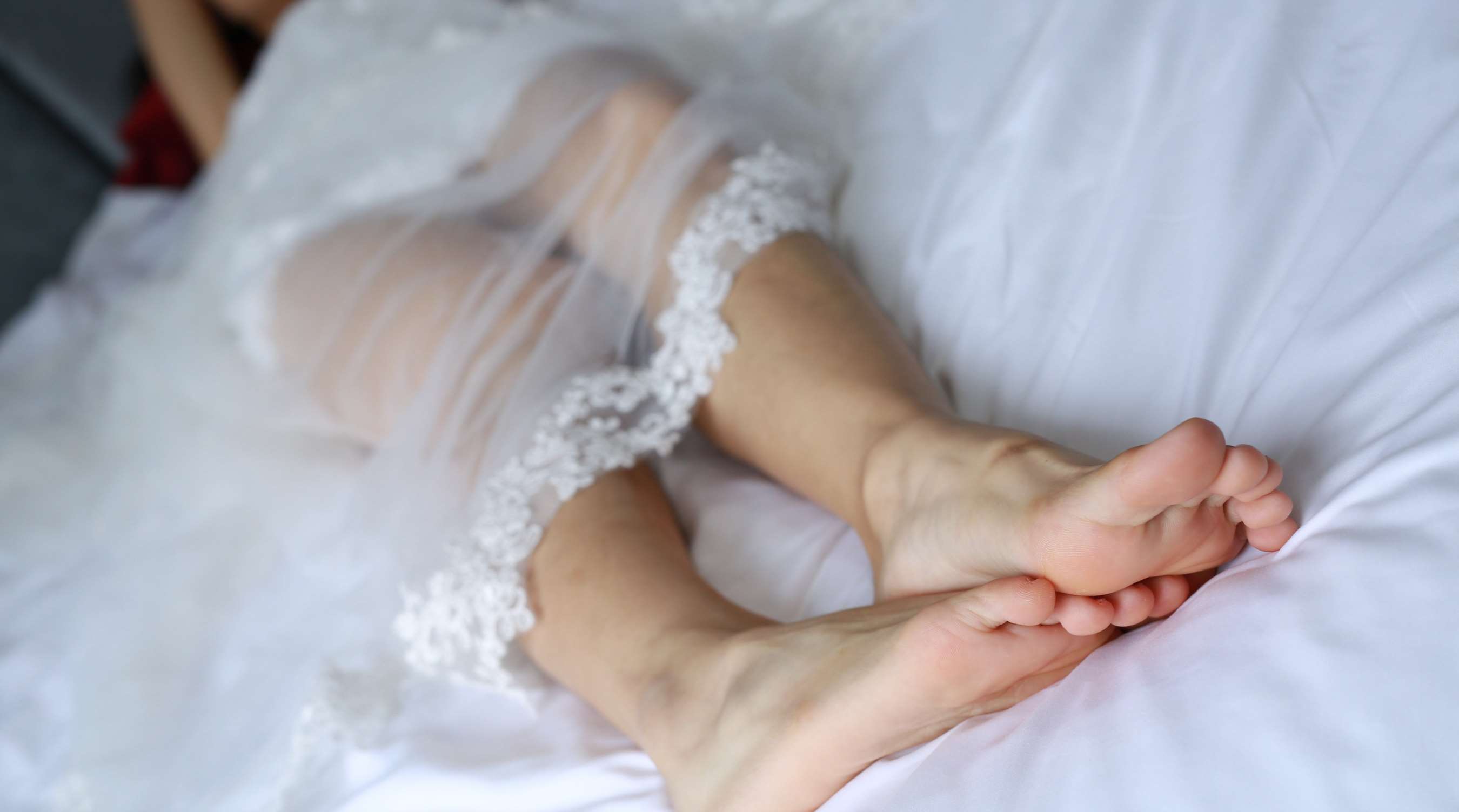 《小姐姐白裙の裸足》作品图