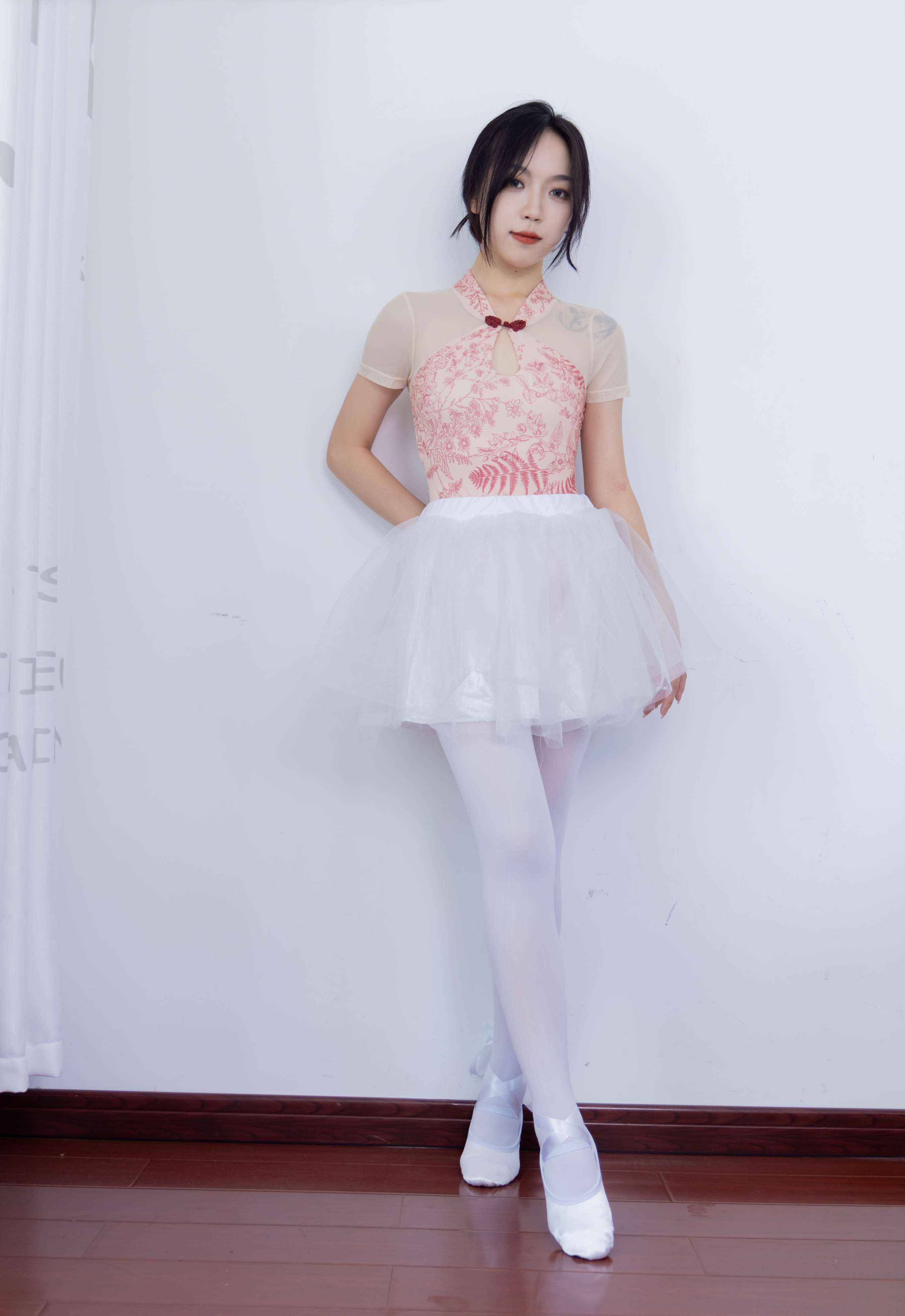 《纱纱练舞白丝脚丫》作品图