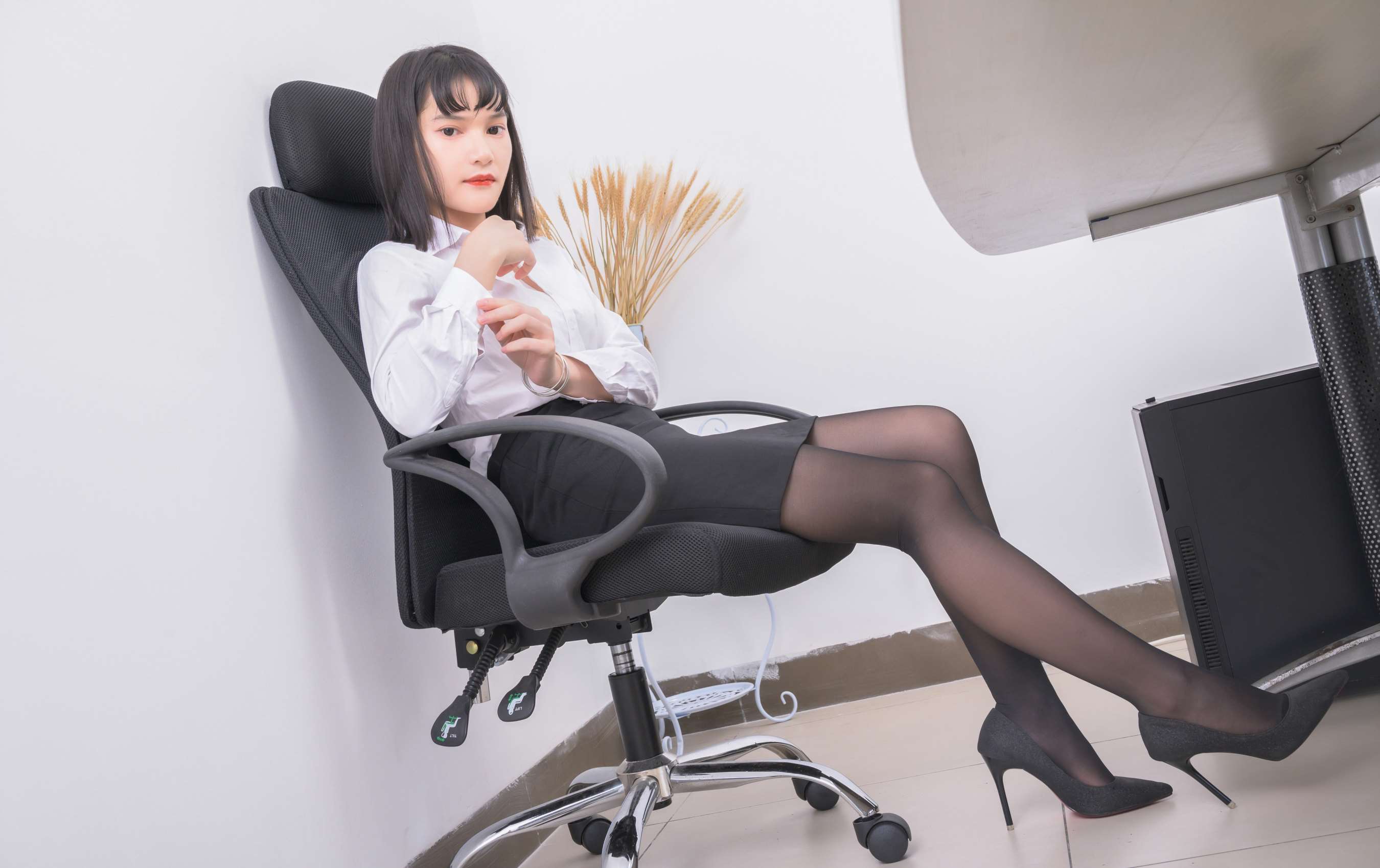 《冰冰 OL制服の黑丝脚丫》作品图