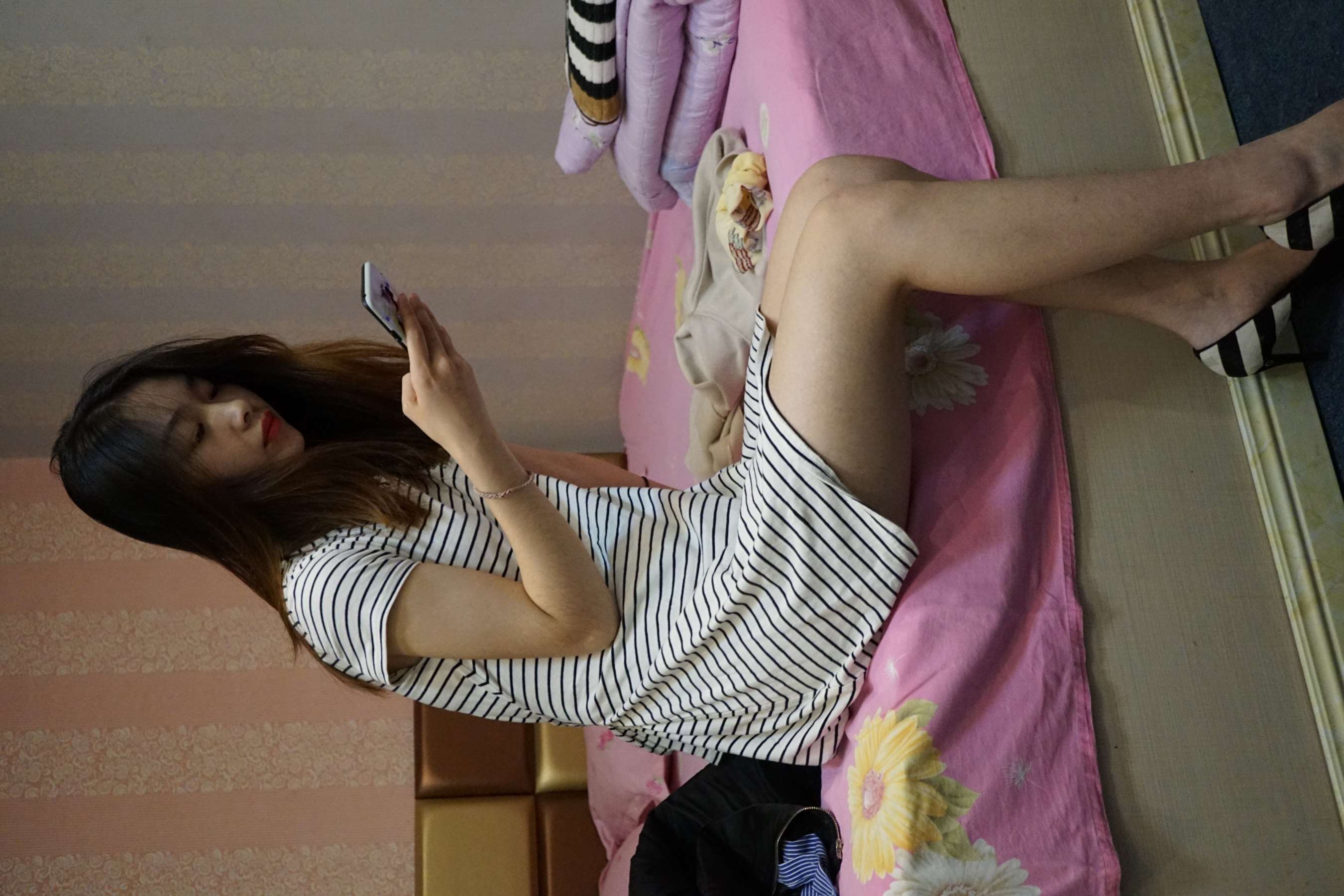 《希子师妹寝室展脚丫》作品图