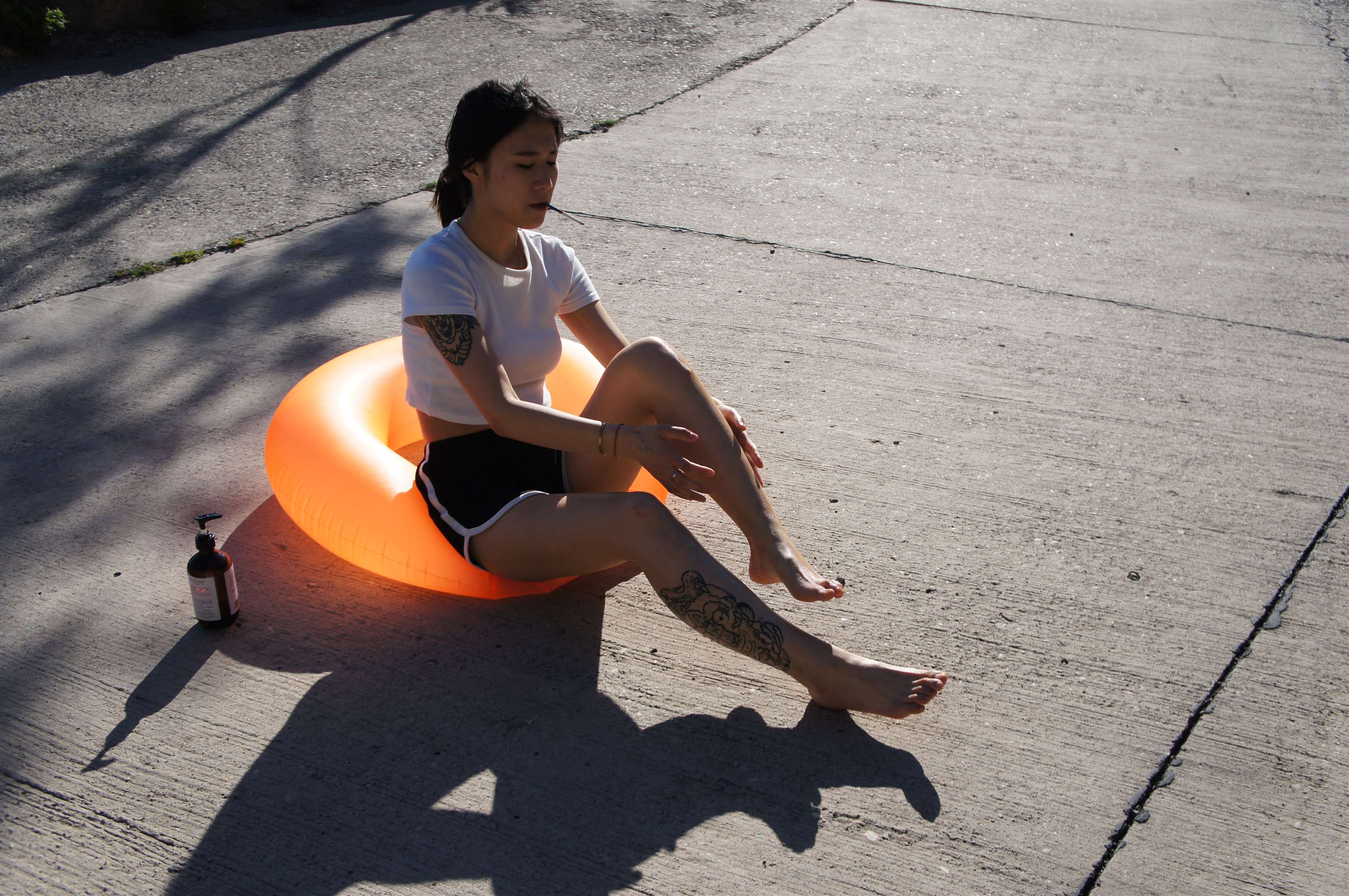 《泳圈上的热裤裸足》作品图