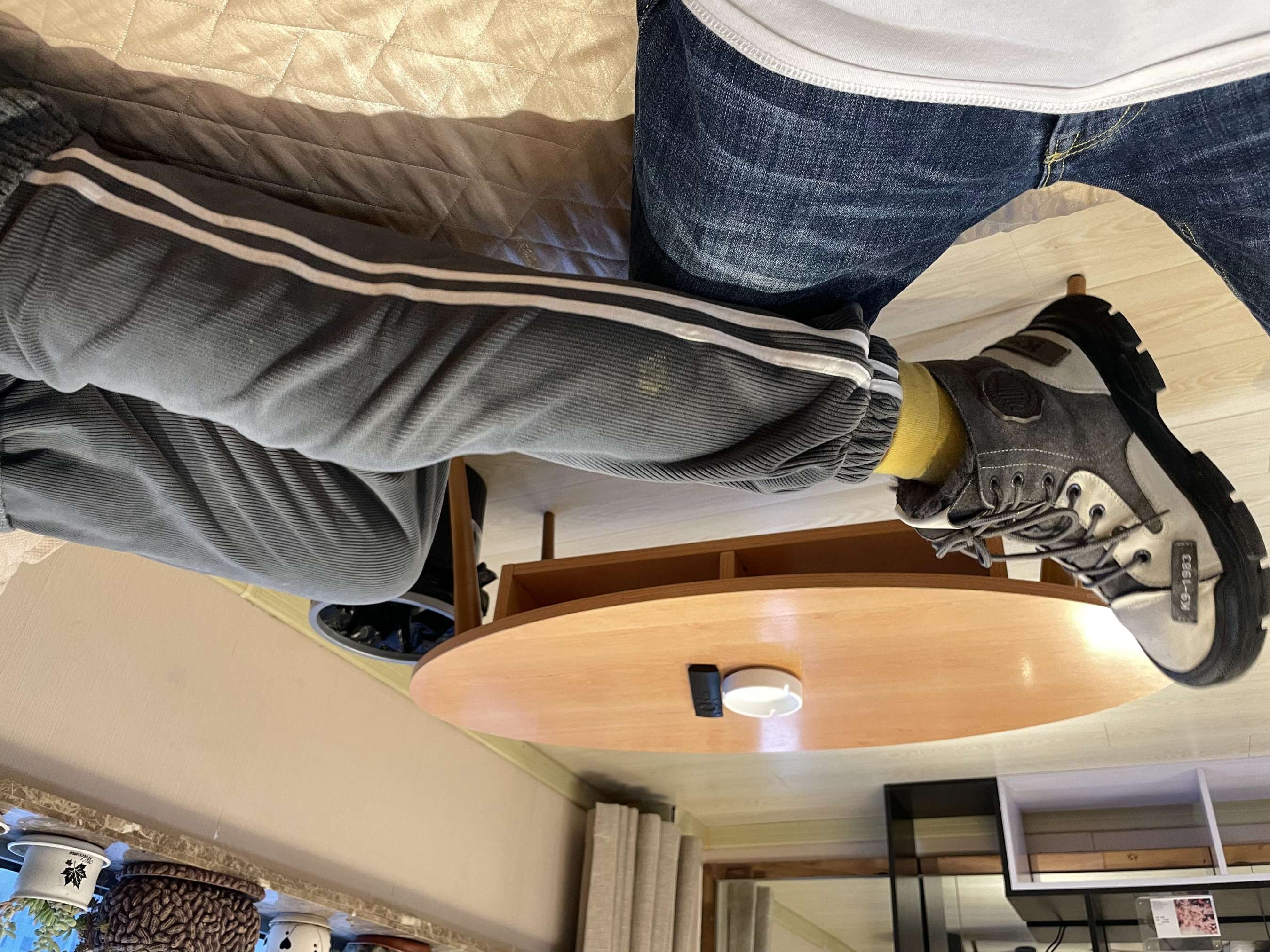 《可爱圆脸妹妹小黄袜の裸足脚丫》作品图