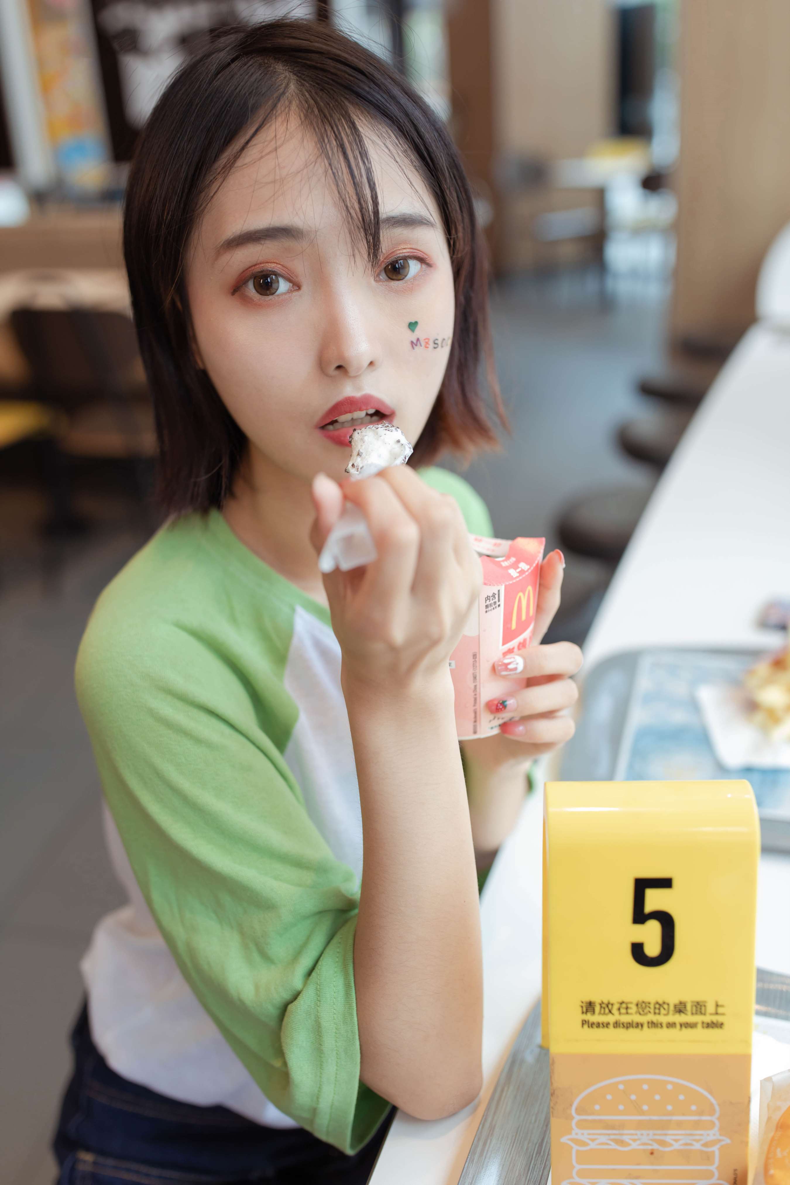 《茜茜帆布鞋の棉袜脚丫》作品图