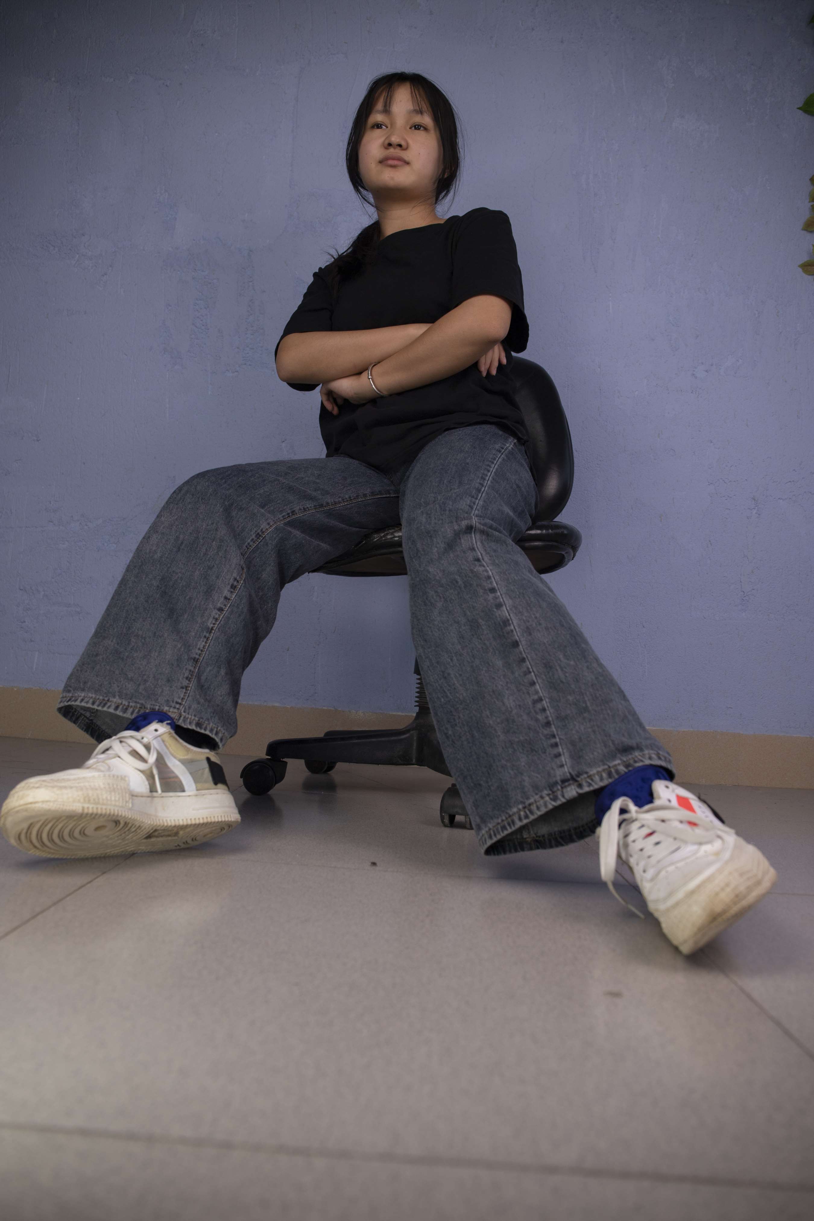 《大学生小梦一双原味棉袜嫩脚竟然有脚气！》作品图