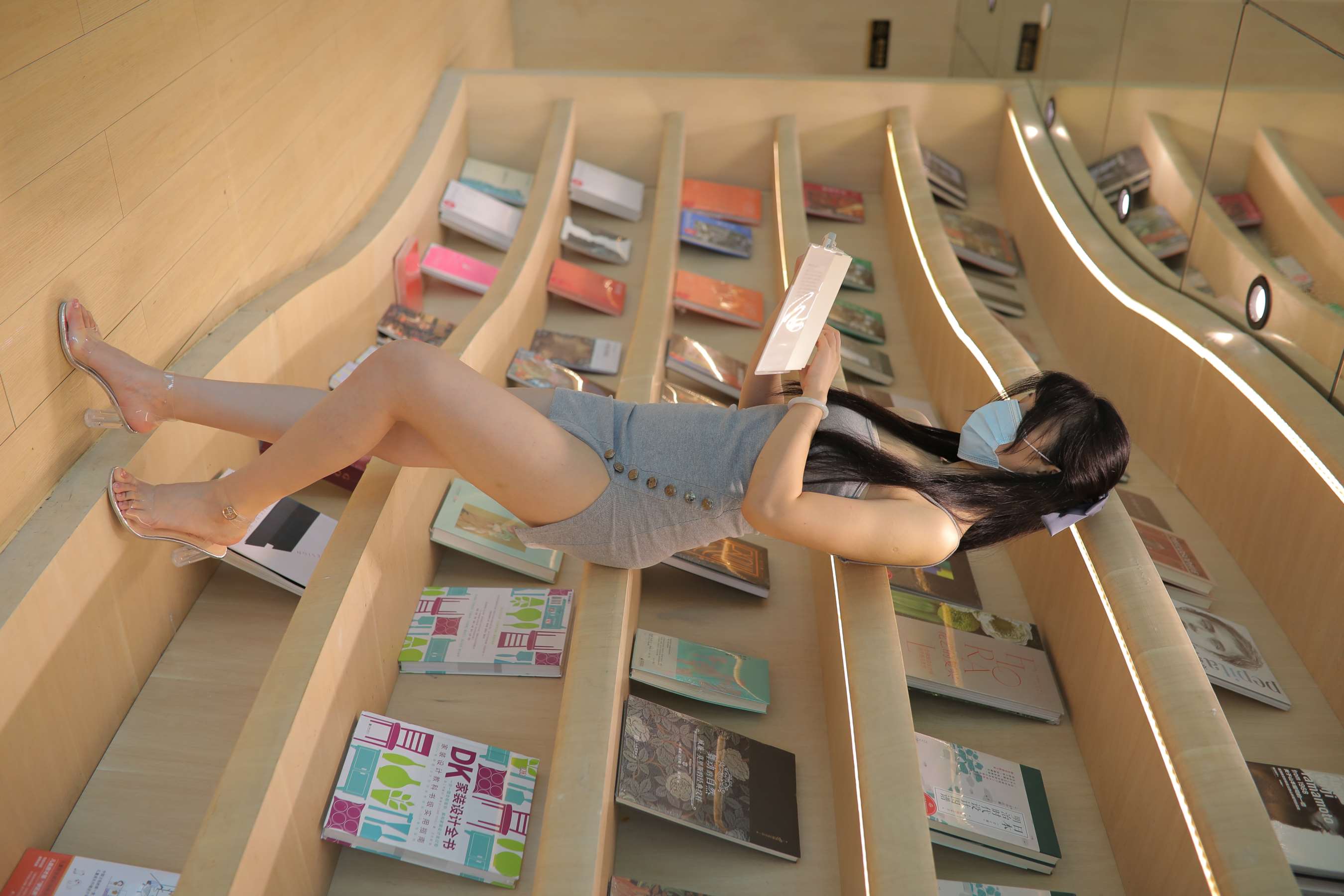 《吊带裙の高跟裸足》作品图