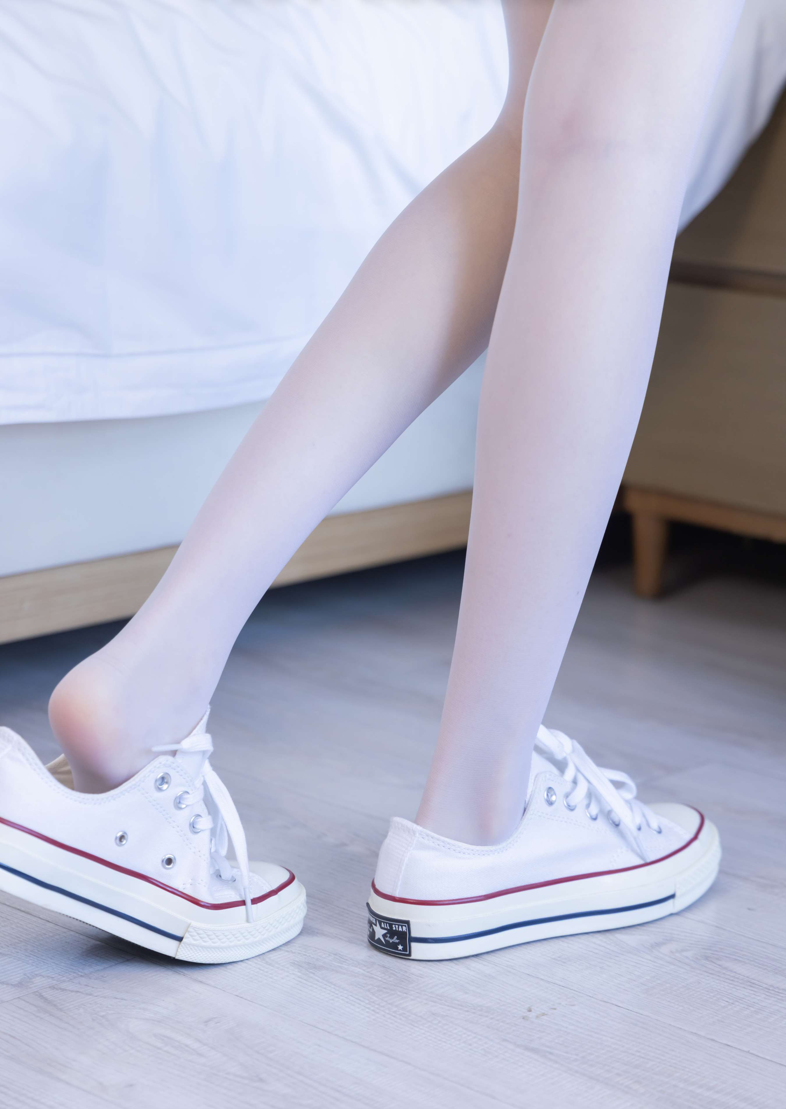 《稚予-板鞋の白丝脚丫》作品图