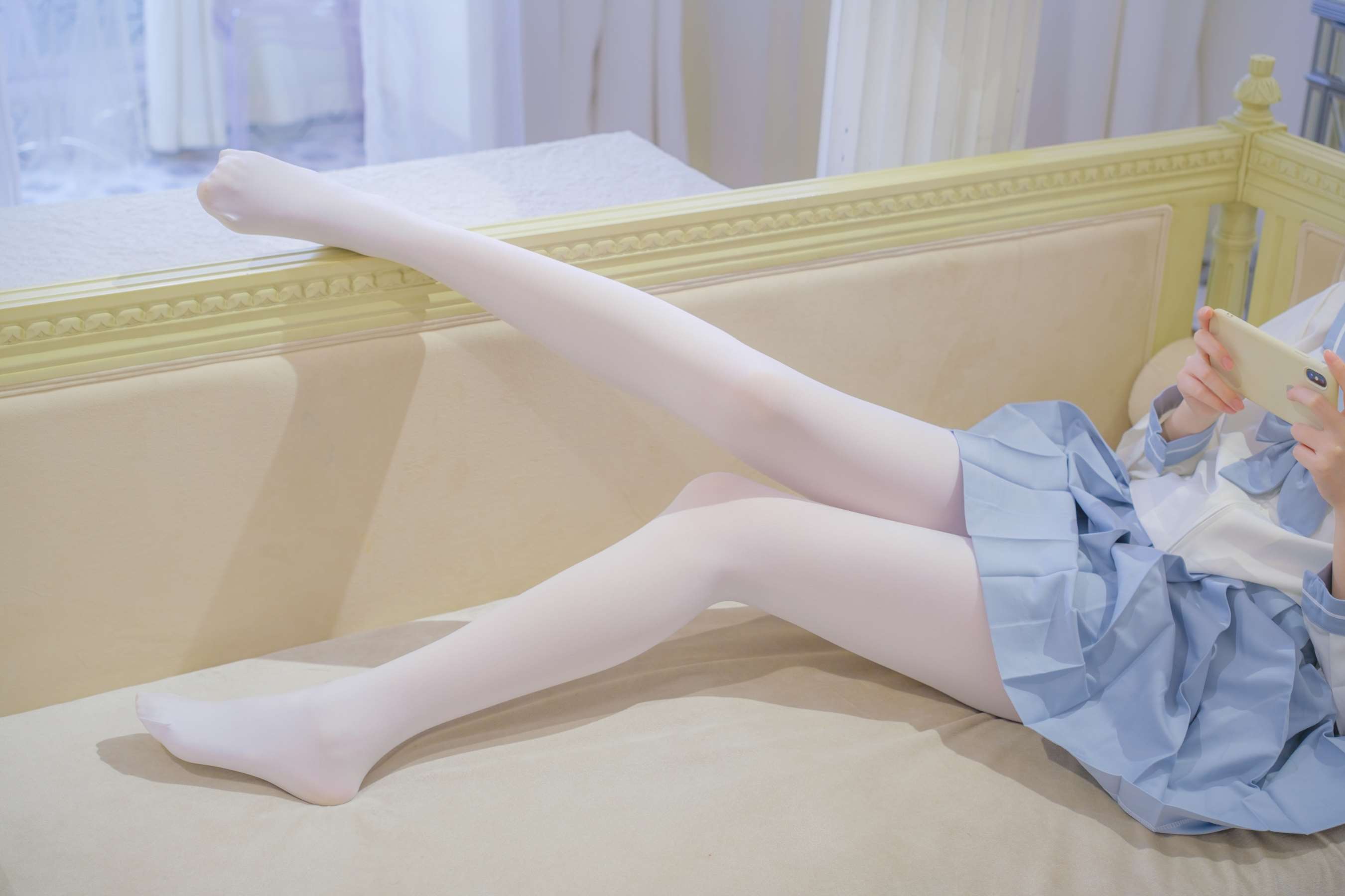 《白丝小姐姐玩小玩具》作品图