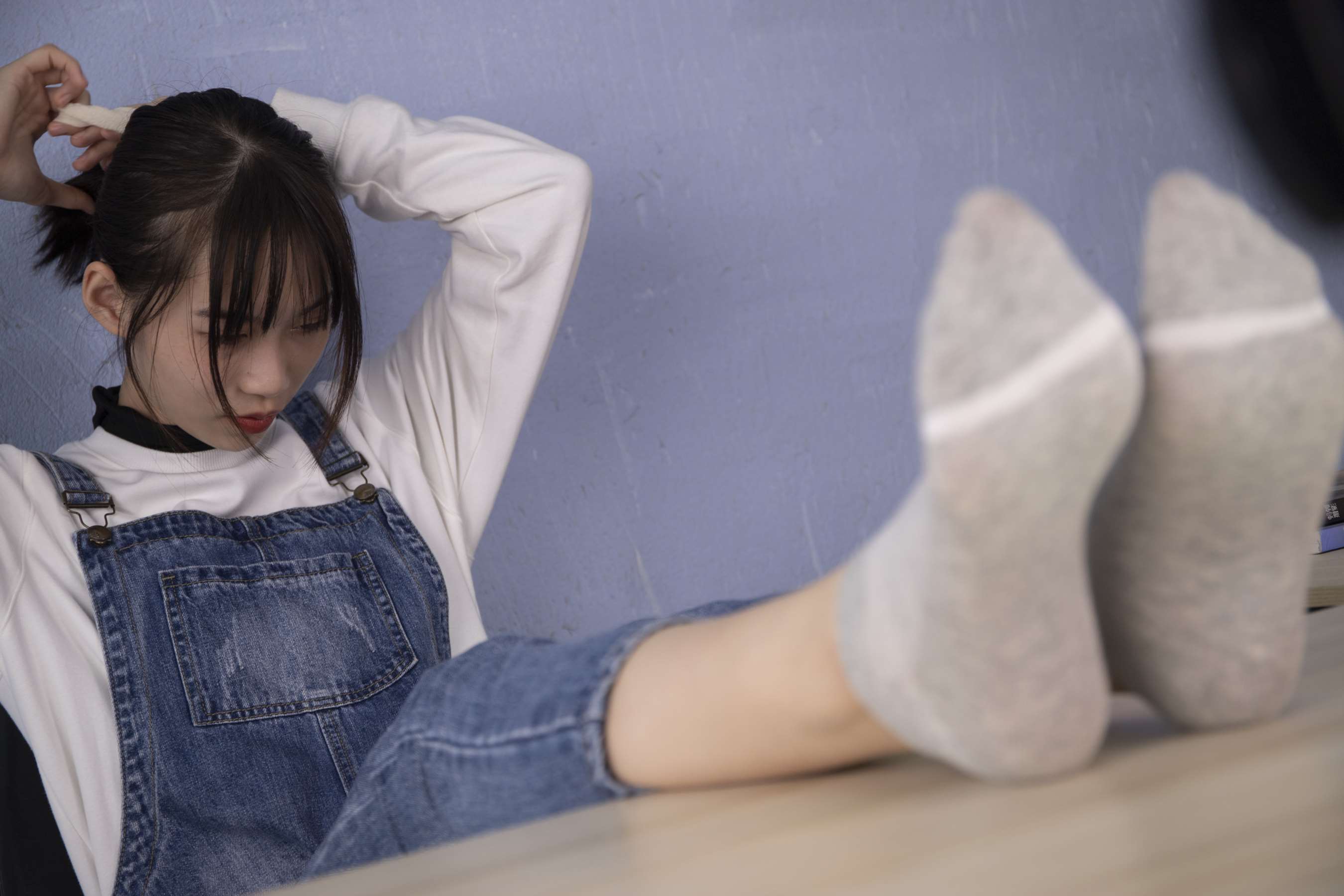 《小韵40码大脚搭在桌子上展示【套图+4k视频】》作品图