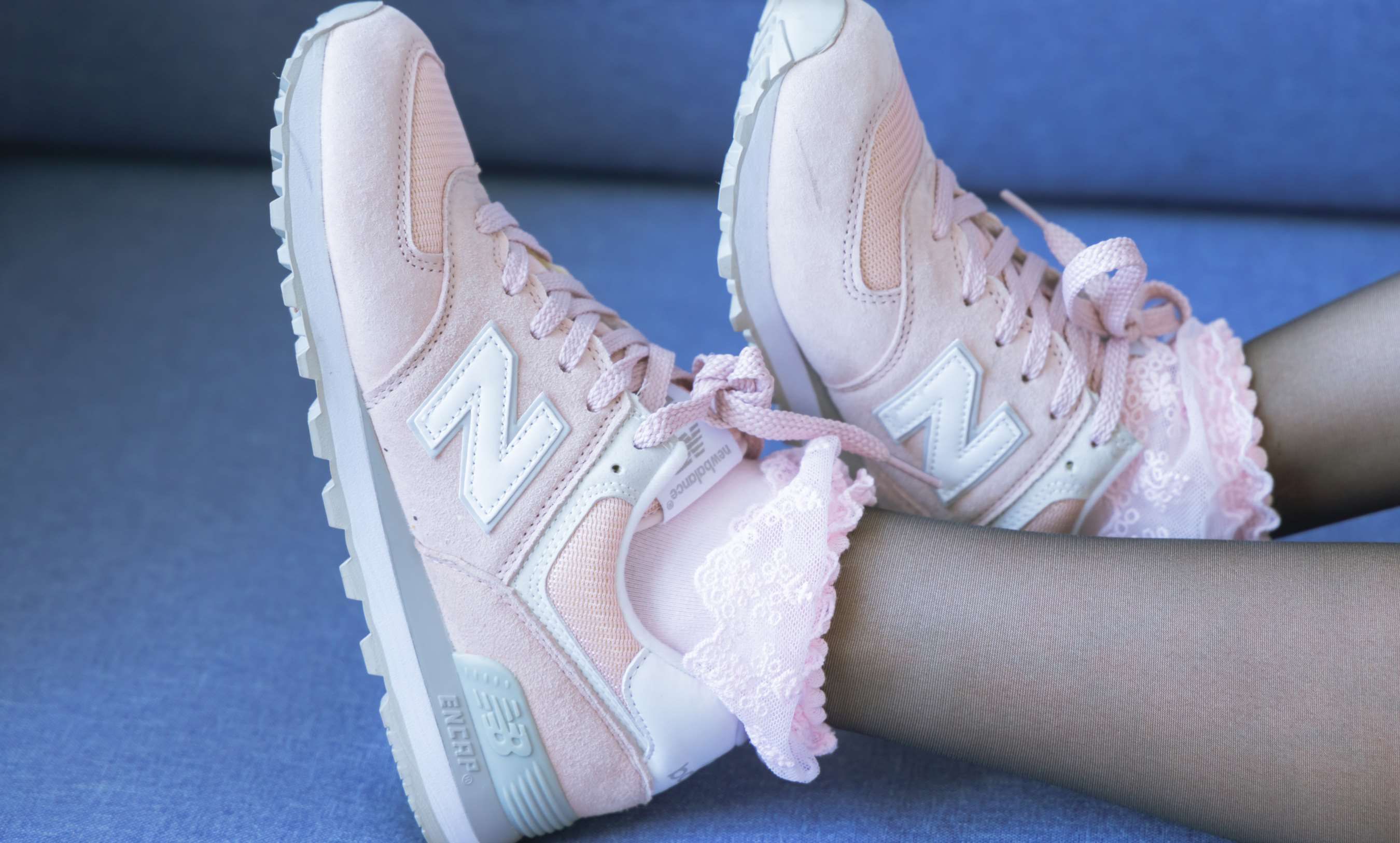 《小沫运动鞋の黑丝脚丫》作品图