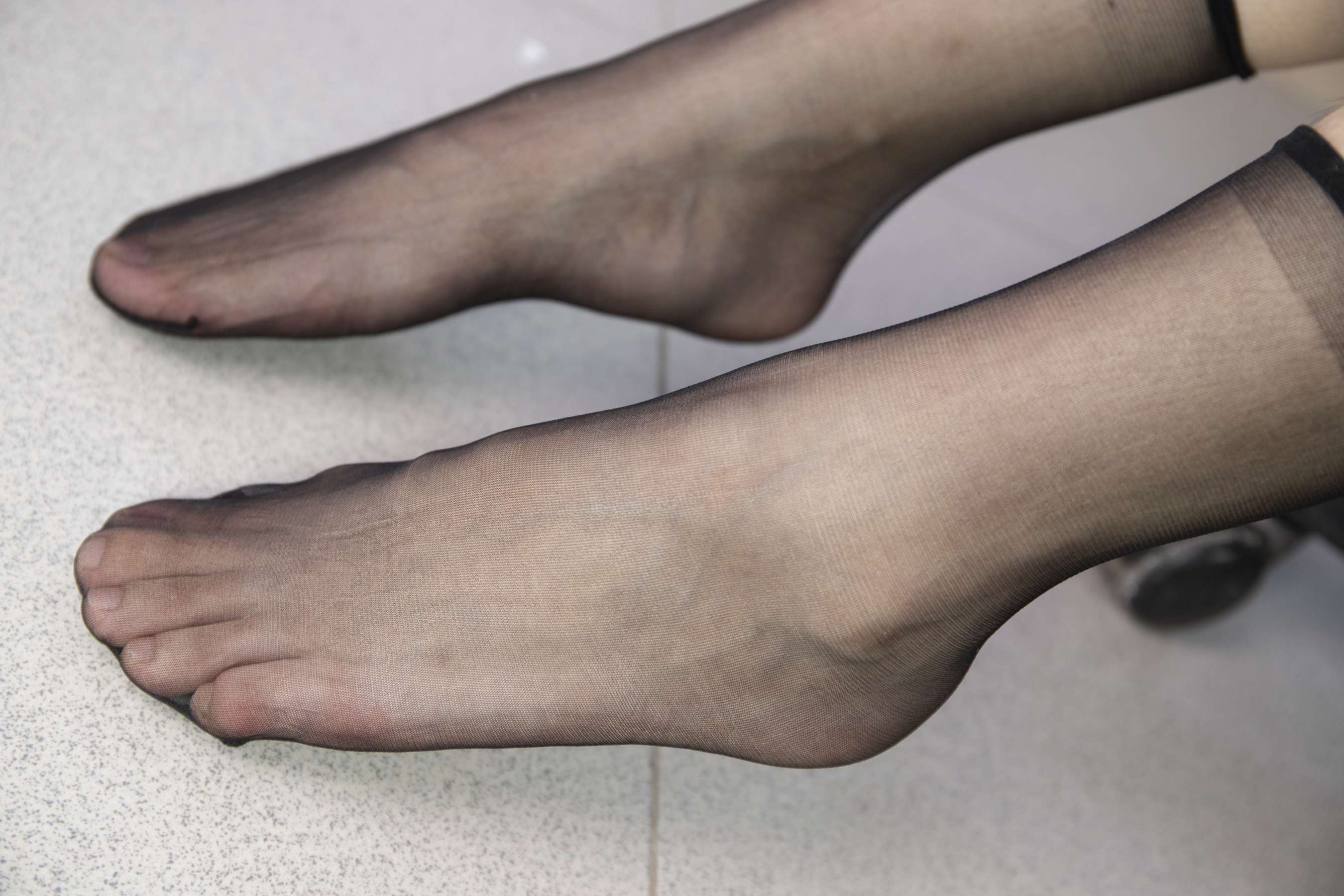 《彭彭少女秀透明黑丝脚》作品图