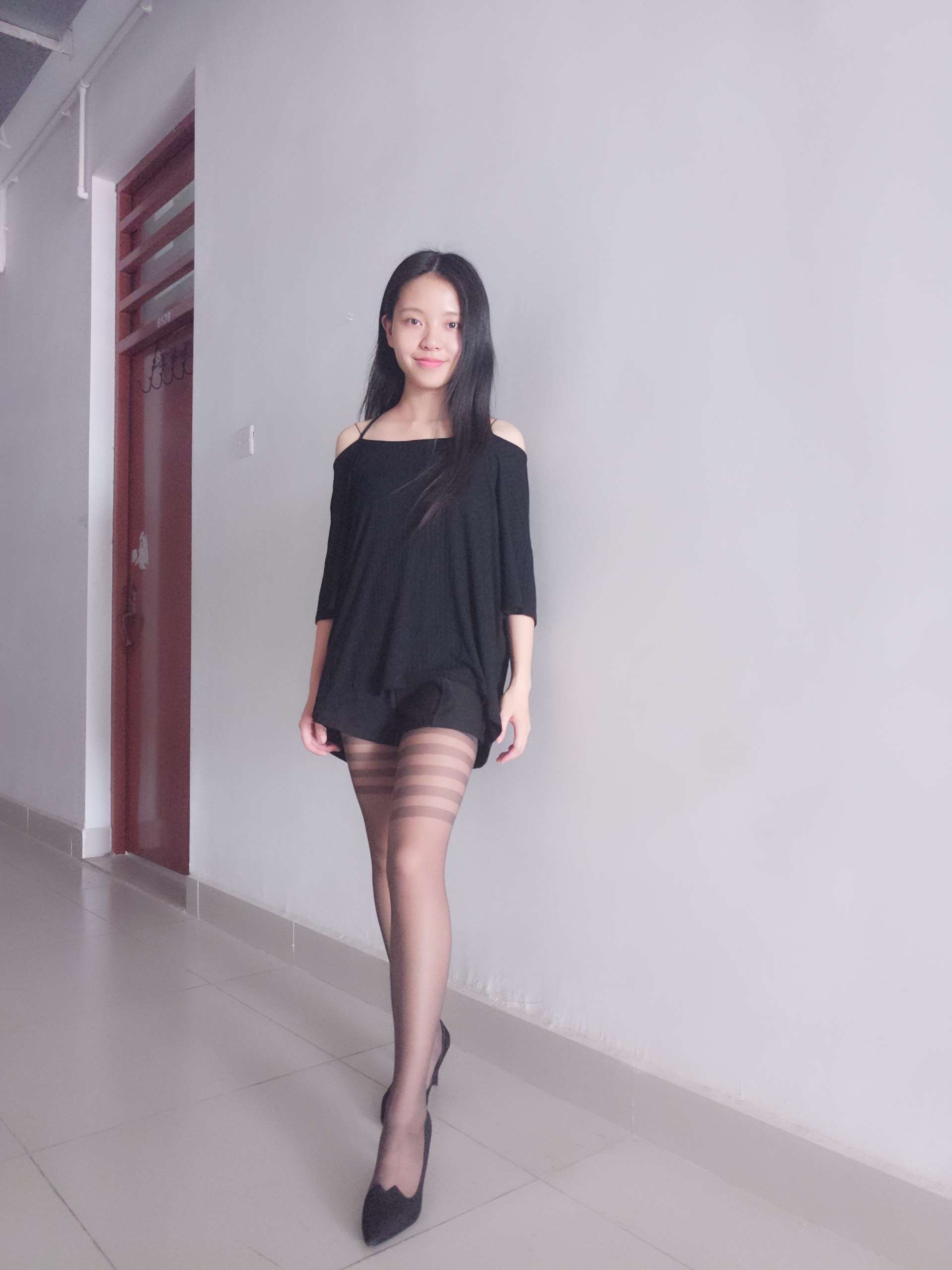 《学妹寝室丝脚》作品图